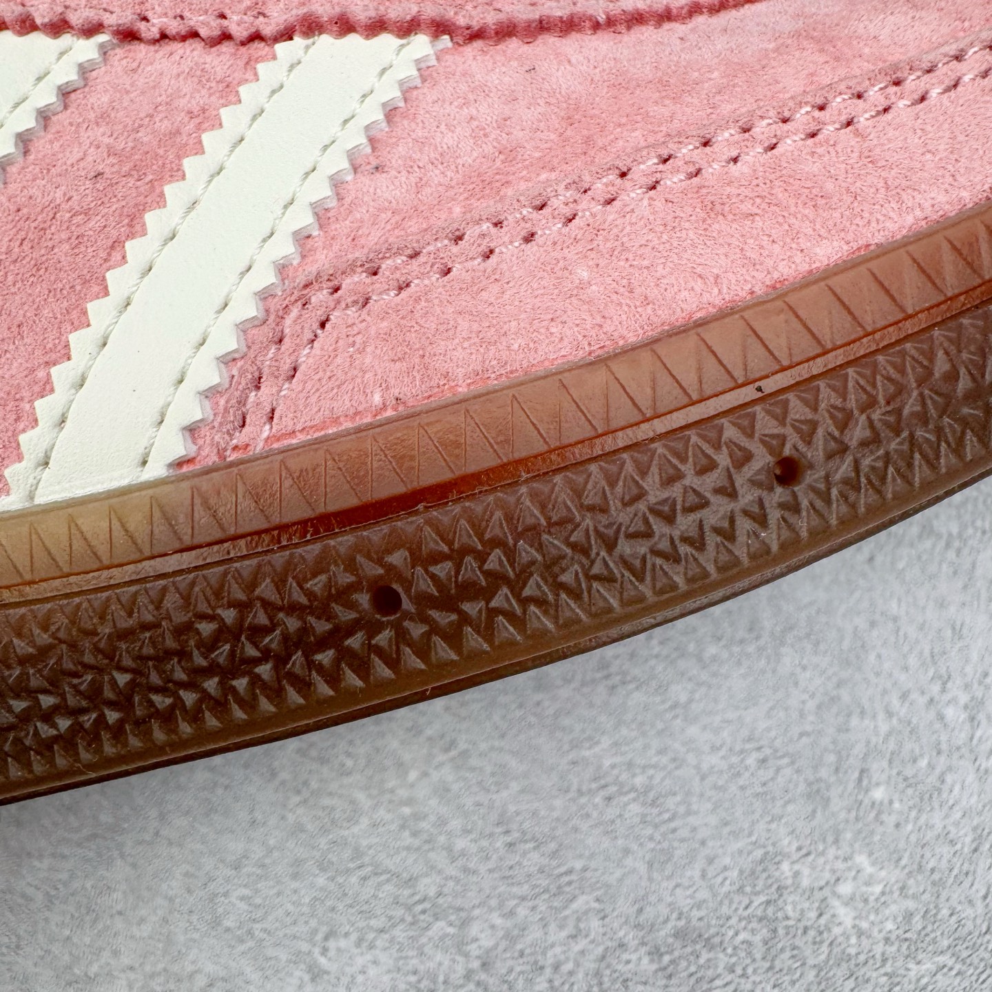 图片[18]-＃C版纯原 AD Originals Handball SPZL 手球运动员系列百搭休闲运动板鞋 KJ6305 这款来自阿迪达斯的这款HANDBALL SPZL前身是一双手球运动鞋，这一次拿来复刻，所以鞋面的主要色彩选用了黑色， 鞋面外侧除了Spezial字母之外还有三叶草标志。Handball SPZL作为复古手球训练鞋与作为室内足球鞋的Samba有着异曲同工之处，但是质感更为出众的鞋身以及丰富的配色选择比起Samba来讲可以说是更胜一筹了！尺码：36 36⅔ 37⅓ 38 38⅔ 39⅓ 40 40⅔ 41⅓ 42 42⅔ 43⅓ 44 45-选品中心