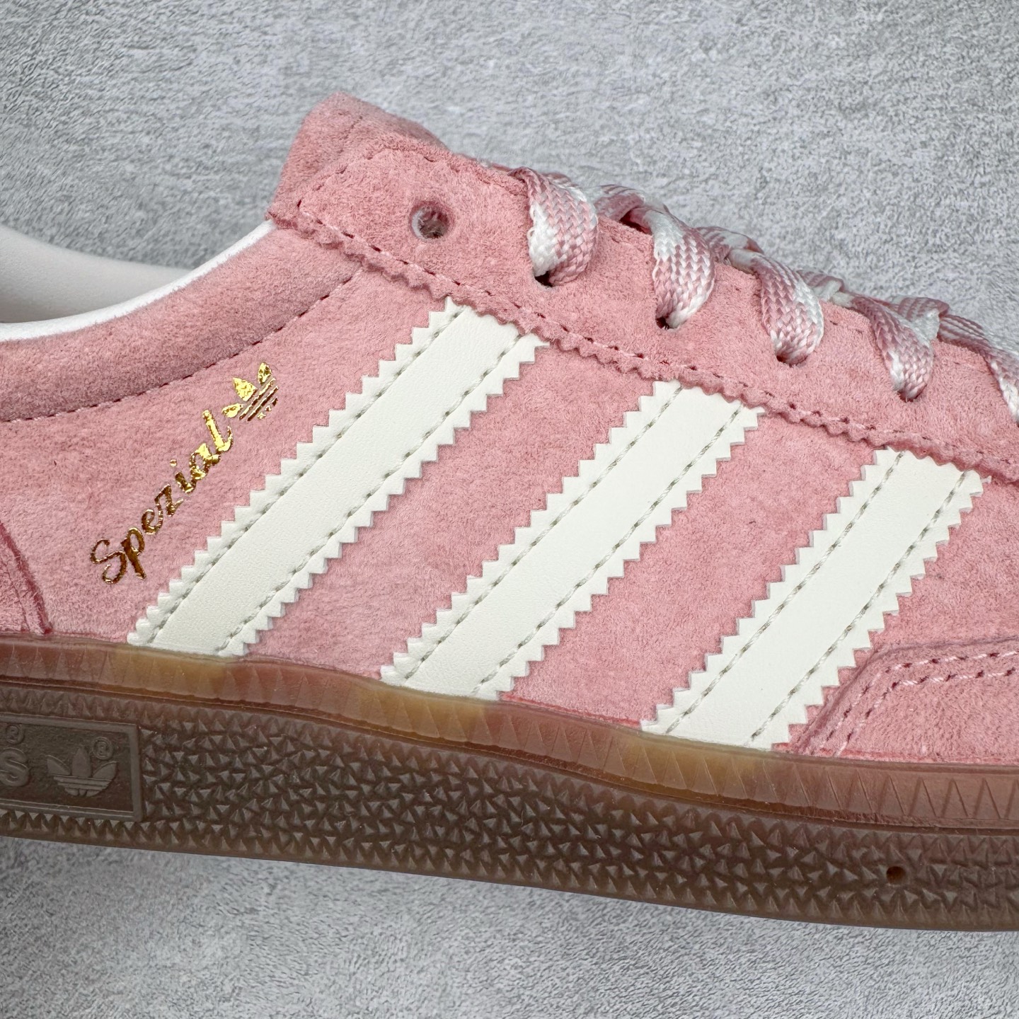 图片[16]-＃C版纯原 AD Originals Handball SPZL 手球运动员系列百搭休闲运动板鞋 KJ6305 这款来自阿迪达斯的这款HANDBALL SPZL前身是一双手球运动鞋，这一次拿来复刻，所以鞋面的主要色彩选用了黑色， 鞋面外侧除了Spezial字母之外还有三叶草标志。Handball SPZL作为复古手球训练鞋与作为室内足球鞋的Samba有着异曲同工之处，但是质感更为出众的鞋身以及丰富的配色选择比起Samba来讲可以说是更胜一筹了！尺码：36 36⅔ 37⅓ 38 38⅔ 39⅓ 40 40⅔ 41⅓ 42 42⅔ 43⅓ 44 45-选品中心