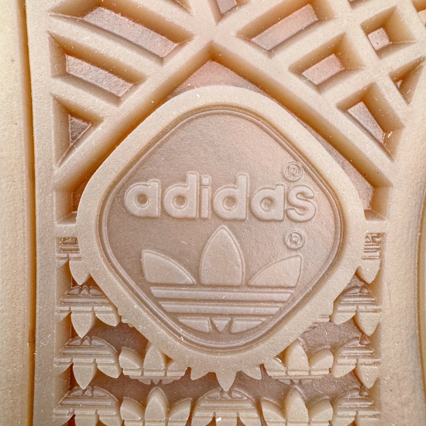 图片[19]-＃C版纯原 AD Originals Handball SPZL 手球运动员系列百搭休闲运动板鞋 KJ6305 这款来自阿迪达斯的这款HANDBALL SPZL前身是一双手球运动鞋，这一次拿来复刻，所以鞋面的主要色彩选用了黑色， 鞋面外侧除了Spezial字母之外还有三叶草标志。Handball SPZL作为复古手球训练鞋与作为室内足球鞋的Samba有着异曲同工之处，但是质感更为出众的鞋身以及丰富的配色选择比起Samba来讲可以说是更胜一筹了！尺码：36 36⅔ 37⅓ 38 38⅔ 39⅓ 40 40⅔ 41⅓ 42 42⅔ 43⅓ 44 45-选品中心