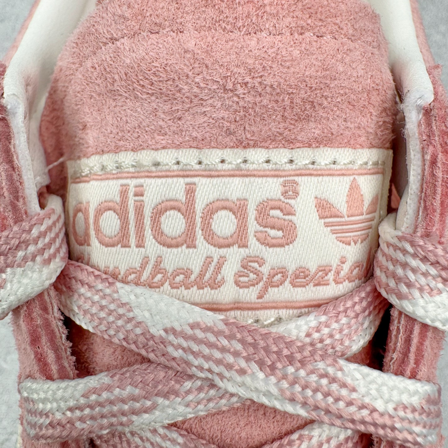 图片[14]-＃C版纯原 AD Originals Handball SPZL 手球运动员系列百搭休闲运动板鞋 KJ6305 这款来自阿迪达斯的这款HANDBALL SPZL前身是一双手球运动鞋，这一次拿来复刻，所以鞋面的主要色彩选用了黑色， 鞋面外侧除了Spezial字母之外还有三叶草标志。Handball SPZL作为复古手球训练鞋与作为室内足球鞋的Samba有着异曲同工之处，但是质感更为出众的鞋身以及丰富的配色选择比起Samba来讲可以说是更胜一筹了！尺码：36 36⅔ 37⅓ 38 38⅔ 39⅓ 40 40⅔ 41⅓ 42 42⅔ 43⅓ 44 45-选品中心