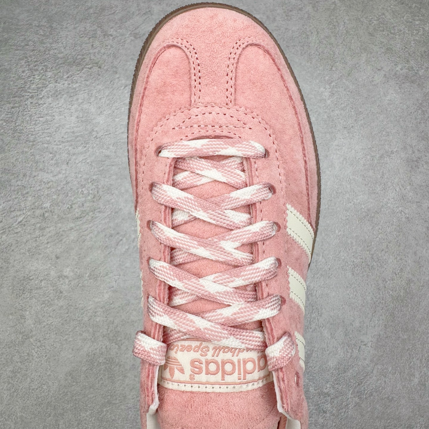 图片[4]-＃C版纯原 AD Originals Handball SPZL 手球运动员系列百搭休闲运动板鞋 KJ6305 这款来自阿迪达斯的这款HANDBALL SPZL前身是一双手球运动鞋，这一次拿来复刻，所以鞋面的主要色彩选用了黑色， 鞋面外侧除了Spezial字母之外还有三叶草标志。Handball SPZL作为复古手球训练鞋与作为室内足球鞋的Samba有着异曲同工之处，但是质感更为出众的鞋身以及丰富的配色选择比起Samba来讲可以说是更胜一筹了！尺码：36 36⅔ 37⅓ 38 38⅔ 39⅓ 40 40⅔ 41⅓ 42 42⅔ 43⅓ 44 45-选品中心