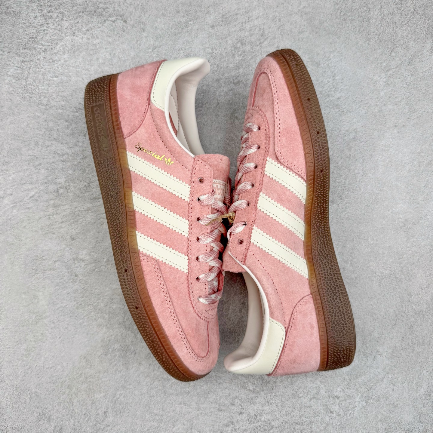 图片[3]-＃C版纯原 AD Originals Handball SPZL 手球运动员系列百搭休闲运动板鞋 KJ6305 这款来自阿迪达斯的这款HANDBALL SPZL前身是一双手球运动鞋，这一次拿来复刻，所以鞋面的主要色彩选用了黑色， 鞋面外侧除了Spezial字母之外还有三叶草标志。Handball SPZL作为复古手球训练鞋与作为室内足球鞋的Samba有着异曲同工之处，但是质感更为出众的鞋身以及丰富的配色选择比起Samba来讲可以说是更胜一筹了！尺码：36 36⅔ 37⅓ 38 38⅔ 39⅓ 40 40⅔ 41⅓ 42 42⅔ 43⅓ 44 45-选品中心