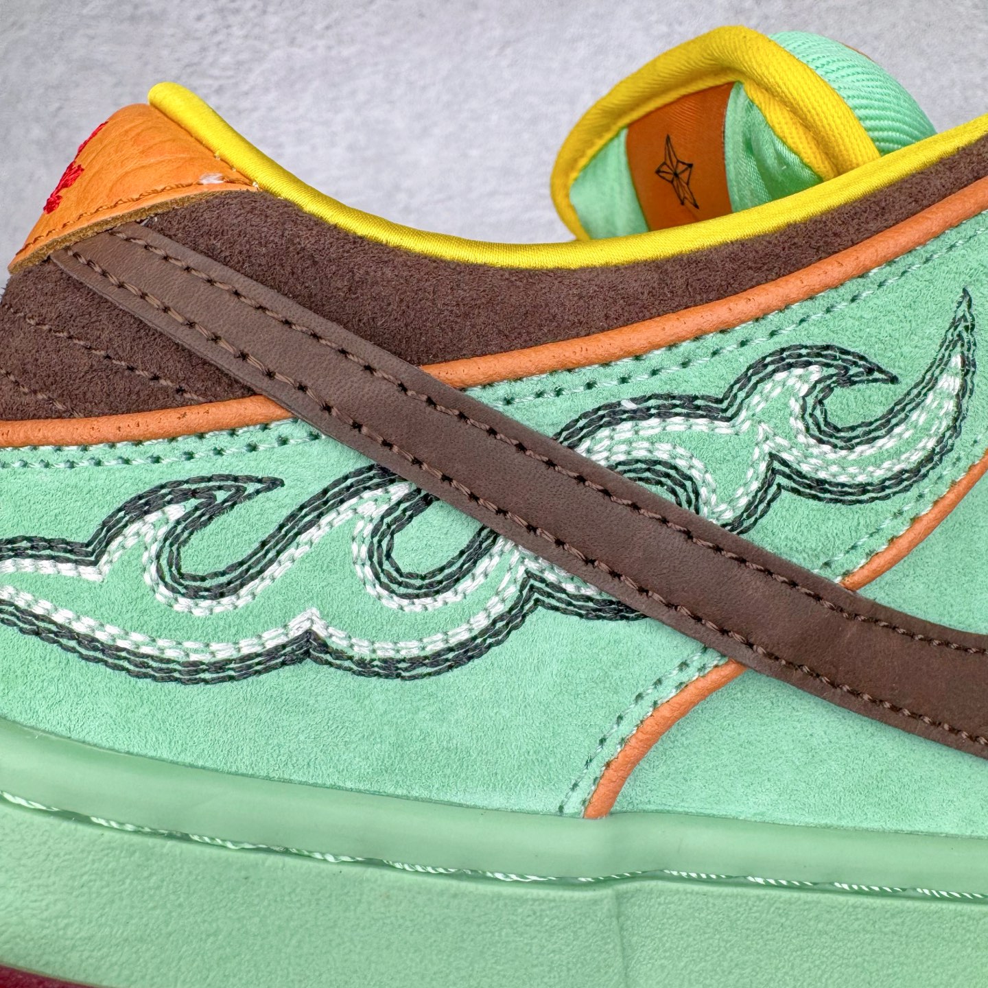 图片[19]-＃S2纯原 NK SB Dunk Low 黑人月 绿色HF3058-300 独家原厂航空铝磨具打磨大底 鞋头坡度极致还原 原盒原配 圈内天花板工艺 原厂冲刀 超高清洁度 全鞋零毛边皮料切割 全套原楦原模倾力打造完美版型 采用原厂百宏鞋带以及原厂百宏织唛舌标 内标可供原厂几率过验 原厂中底布黄色点胶 原厂中底布拉帮走线遵循公司‼️尺码：36 36.5 37.5 38 38.5 39 40 40.5 41 42 42.5 43 44 44.5 45 46 47.5-选品中心