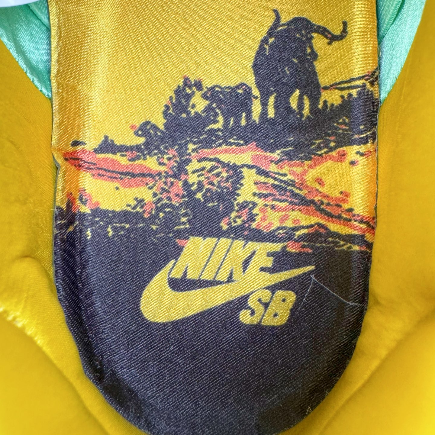 图片[14]-＃S2纯原 NK SB Dunk Low 黑人月 绿色HF3058-300 独家原厂航空铝磨具打磨大底 鞋头坡度极致还原 原盒原配 圈内天花板工艺 原厂冲刀 超高清洁度 全鞋零毛边皮料切割 全套原楦原模倾力打造完美版型 采用原厂百宏鞋带以及原厂百宏织唛舌标 内标可供原厂几率过验 原厂中底布黄色点胶 原厂中底布拉帮走线遵循公司‼️尺码：36 36.5 37.5 38 38.5 39 40 40.5 41 42 42.5 43 44 44.5 45 46 47.5-选品中心