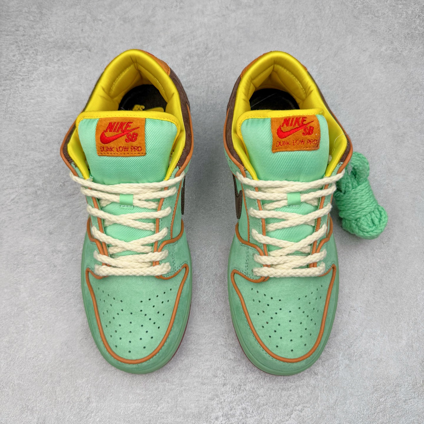 图片[2]-＃S2纯原 NK SB Dunk Low 黑人月 绿色HF3058-300 独家原厂航空铝磨具打磨大底 鞋头坡度极致还原 原盒原配 圈内天花板工艺 原厂冲刀 超高清洁度 全鞋零毛边皮料切割 全套原楦原模倾力打造完美版型 采用原厂百宏鞋带以及原厂百宏织唛舌标 内标可供原厂几率过验 原厂中底布黄色点胶 原厂中底布拉帮走线遵循公司‼️尺码：36 36.5 37.5 38 38.5 39 40 40.5 41 42 42.5 43 44 44.5 45 46 47.5-选品中心