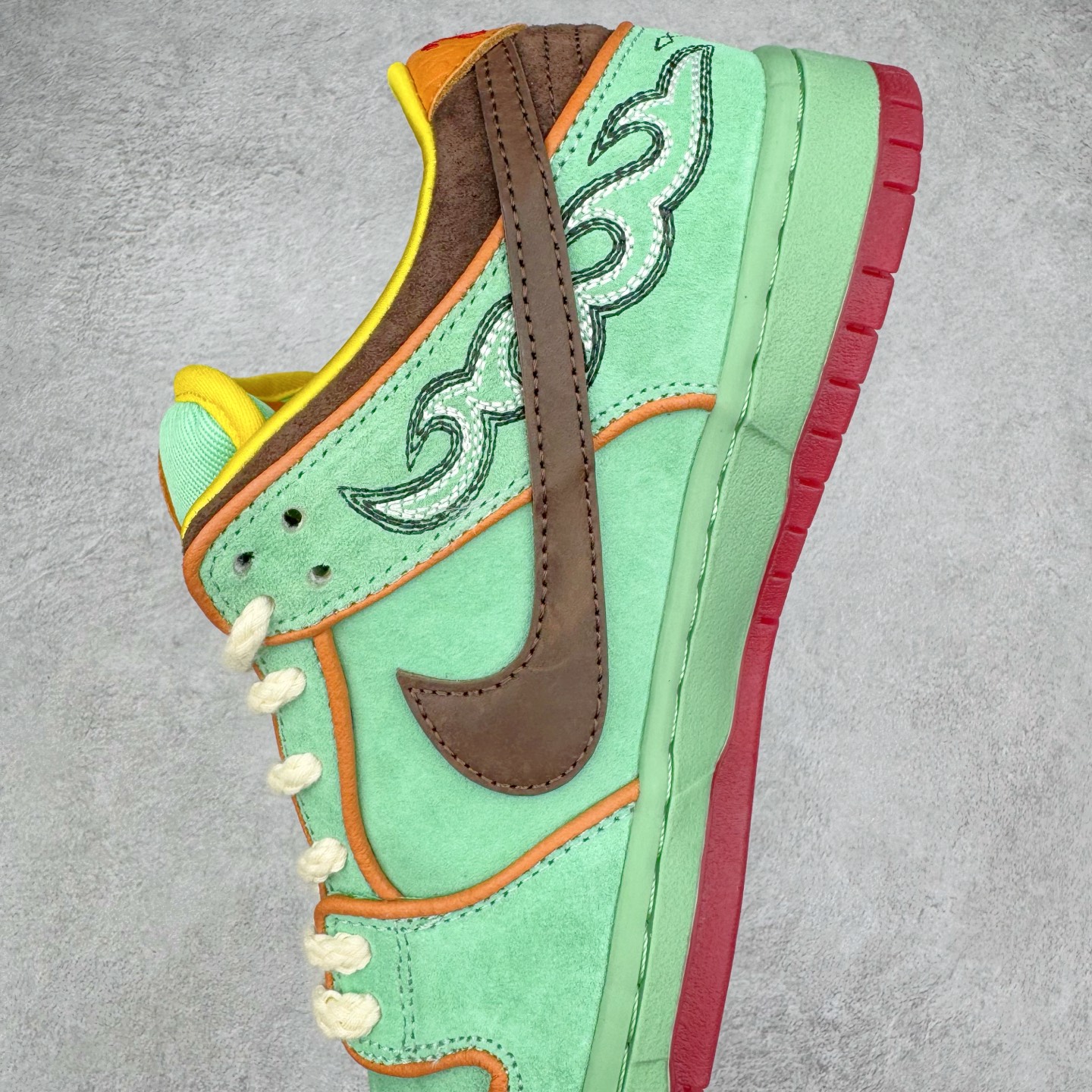 图片[7]-＃S2纯原 NK SB Dunk Low 黑人月 绿色HF3058-300 独家原厂航空铝磨具打磨大底 鞋头坡度极致还原 原盒原配 圈内天花板工艺 原厂冲刀 超高清洁度 全鞋零毛边皮料切割 全套原楦原模倾力打造完美版型 采用原厂百宏鞋带以及原厂百宏织唛舌标 内标可供原厂几率过验 原厂中底布黄色点胶 原厂中底布拉帮走线遵循公司‼️尺码：36 36.5 37.5 38 38.5 39 40 40.5 41 42 42.5 43 44 44.5 45 46 47.5-选品中心