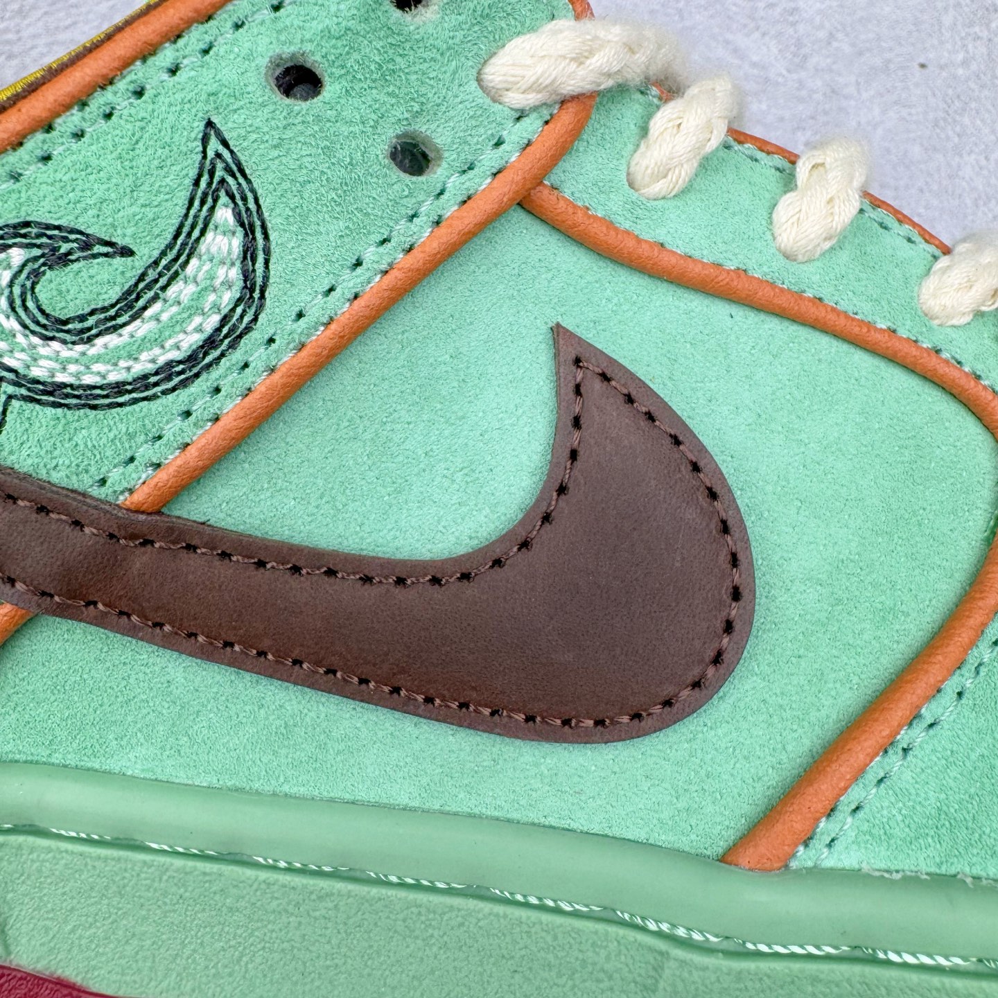 图片[20]-＃S2纯原 NK SB Dunk Low 黑人月 绿色HF3058-300 独家原厂航空铝磨具打磨大底 鞋头坡度极致还原 原盒原配 圈内天花板工艺 原厂冲刀 超高清洁度 全鞋零毛边皮料切割 全套原楦原模倾力打造完美版型 采用原厂百宏鞋带以及原厂百宏织唛舌标 内标可供原厂几率过验 原厂中底布黄色点胶 原厂中底布拉帮走线遵循公司‼️尺码：36 36.5 37.5 38 38.5 39 40 40.5 41 42 42.5 43 44 44.5 45 46 47.5-选品中心