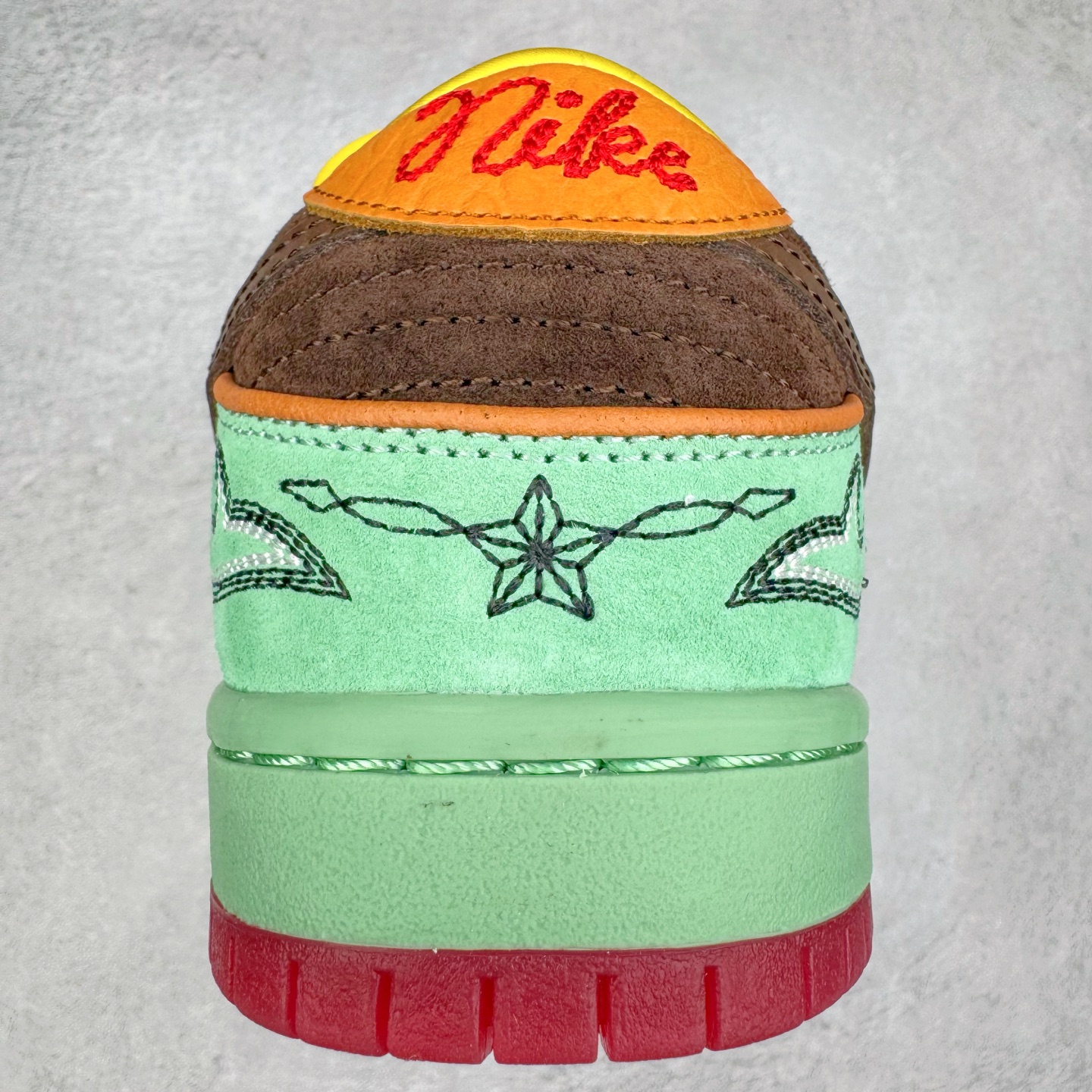 图片[8]-＃S2纯原 NK SB Dunk Low 黑人月 绿色HF3058-300 独家原厂航空铝磨具打磨大底 鞋头坡度极致还原 原盒原配 圈内天花板工艺 原厂冲刀 超高清洁度 全鞋零毛边皮料切割 全套原楦原模倾力打造完美版型 采用原厂百宏鞋带以及原厂百宏织唛舌标 内标可供原厂几率过验 原厂中底布黄色点胶 原厂中底布拉帮走线遵循公司‼️尺码：36 36.5 37.5 38 38.5 39 40 40.5 41 42 42.5 43 44 44.5 45 46 47.5-选品中心