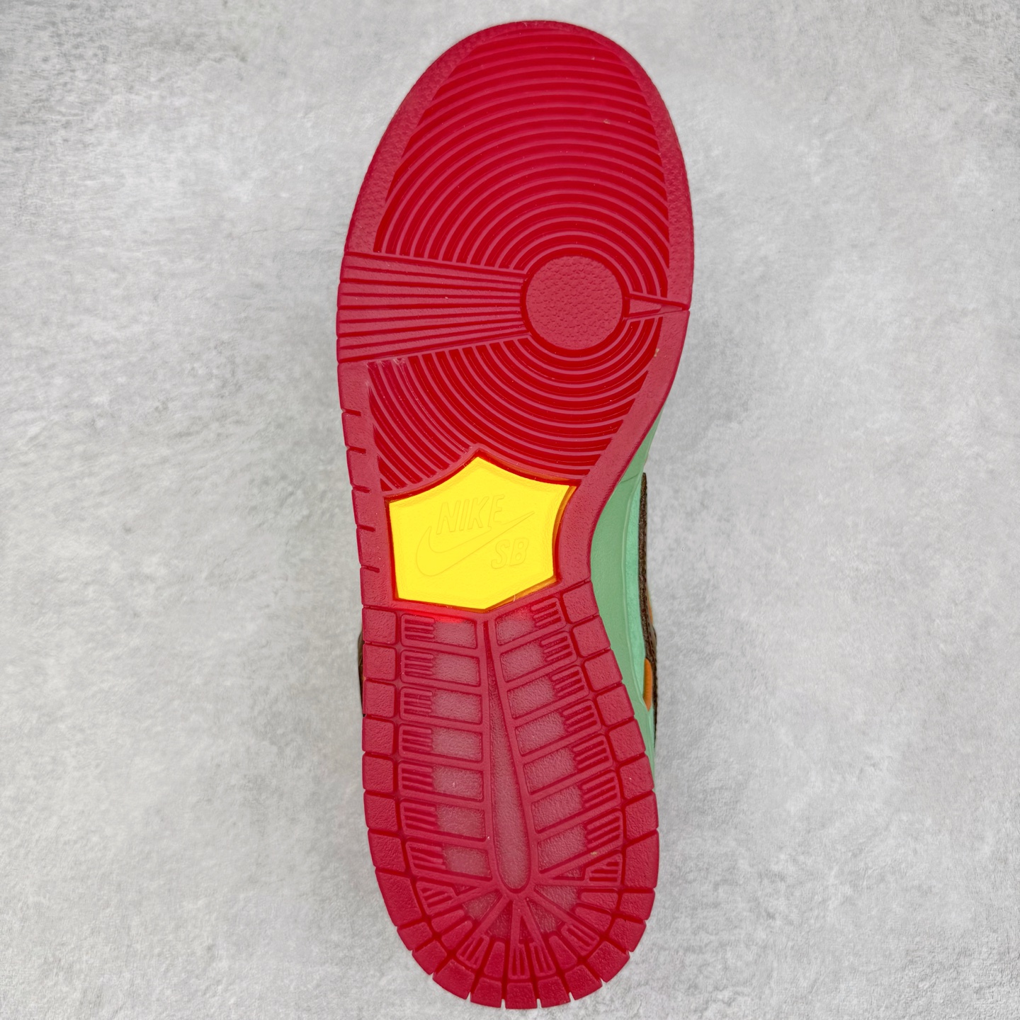 图片[9]-＃S2纯原 NK SB Dunk Low 黑人月 绿色HF3058-300 独家原厂航空铝磨具打磨大底 鞋头坡度极致还原 原盒原配 圈内天花板工艺 原厂冲刀 超高清洁度 全鞋零毛边皮料切割 全套原楦原模倾力打造完美版型 采用原厂百宏鞋带以及原厂百宏织唛舌标 内标可供原厂几率过验 原厂中底布黄色点胶 原厂中底布拉帮走线遵循公司‼️尺码：36 36.5 37.5 38 38.5 39 40 40.5 41 42 42.5 43 44 44.5 45 46 47.5-选品中心