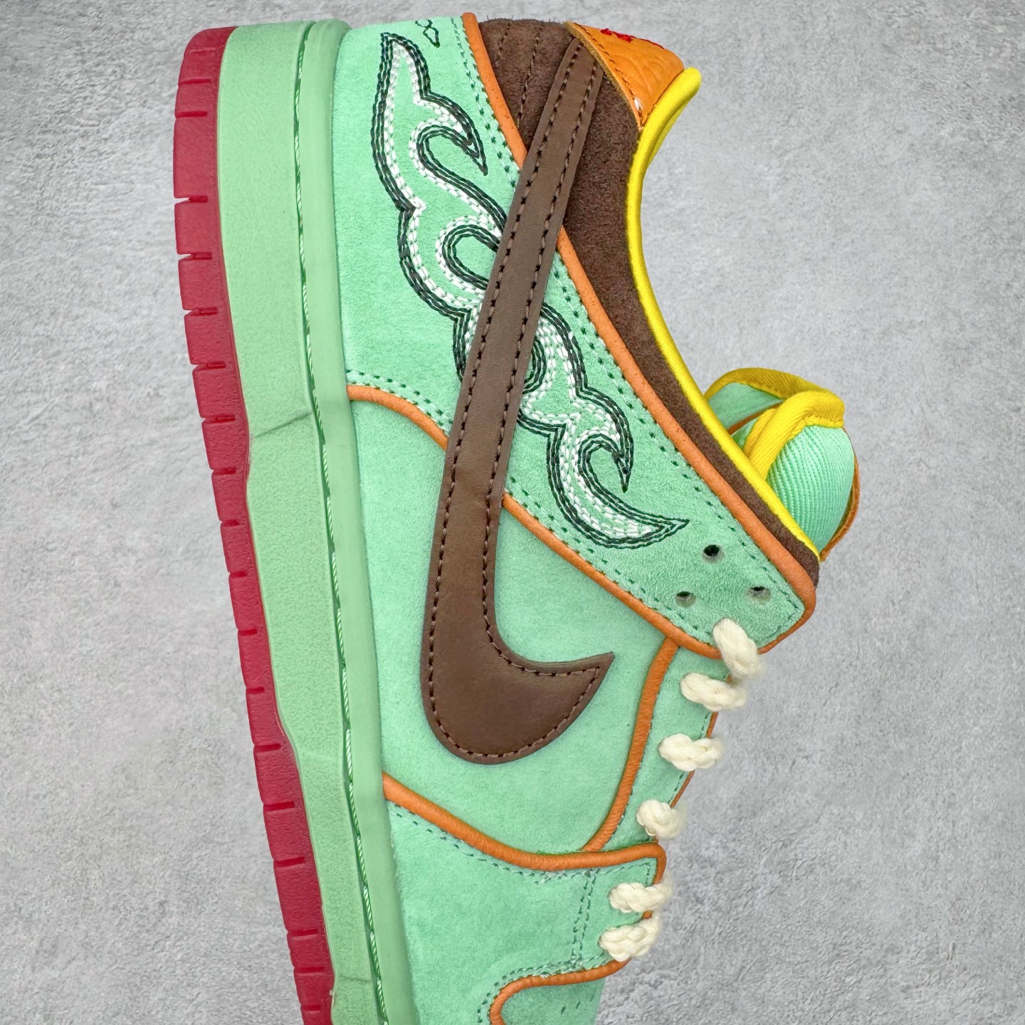 图片[6]-＃S2纯原 NK SB Dunk Low 黑人月 绿色HF3058-300 独家原厂航空铝磨具打磨大底 鞋头坡度极致还原 原盒原配 圈内天花板工艺 原厂冲刀 超高清洁度 全鞋零毛边皮料切割 全套原楦原模倾力打造完美版型 采用原厂百宏鞋带以及原厂百宏织唛舌标 内标可供原厂几率过验 原厂中底布黄色点胶 原厂中底布拉帮走线遵循公司‼️尺码：36 36.5 37.5 38 38.5 39 40 40.5 41 42 42.5 43 44 44.5 45 46 47.5-选品中心