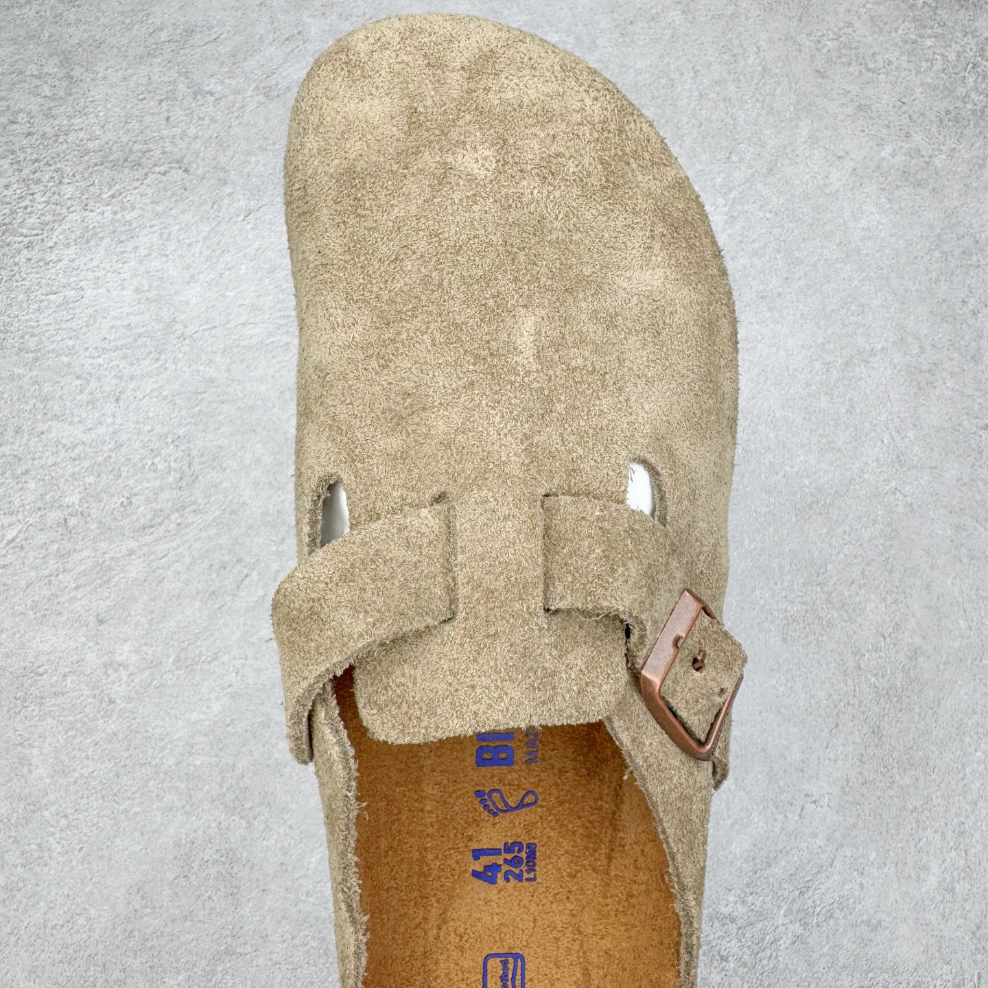 图片[4]-＃GD广顶 Birkenstock Boston VL 勃肯绒面金属针扣软木底包头拖鞋 牛皮绒面革质地柔软 搭配可调节鞋扣提升穿着舒适度 人体工学设计分散脚部压力 保护脚踝 软木乳胶鞋床具有一定的收缩性 长时间穿着后能贴合脚型 EVA鞋底回弹性和抗张性力高 具有良好的防震、缓冲性 四季皆宜 柔软的鞋床采用额外的泡沫缓冲层 提供额外的舒适感和全天支撑 全网独家首发 源于德国的严谨工艺 牛巴戎面 中层松木 EVA 三层组合大底 优质牛皮面料五金扣 出口订单 尺码：35-45-选品中心