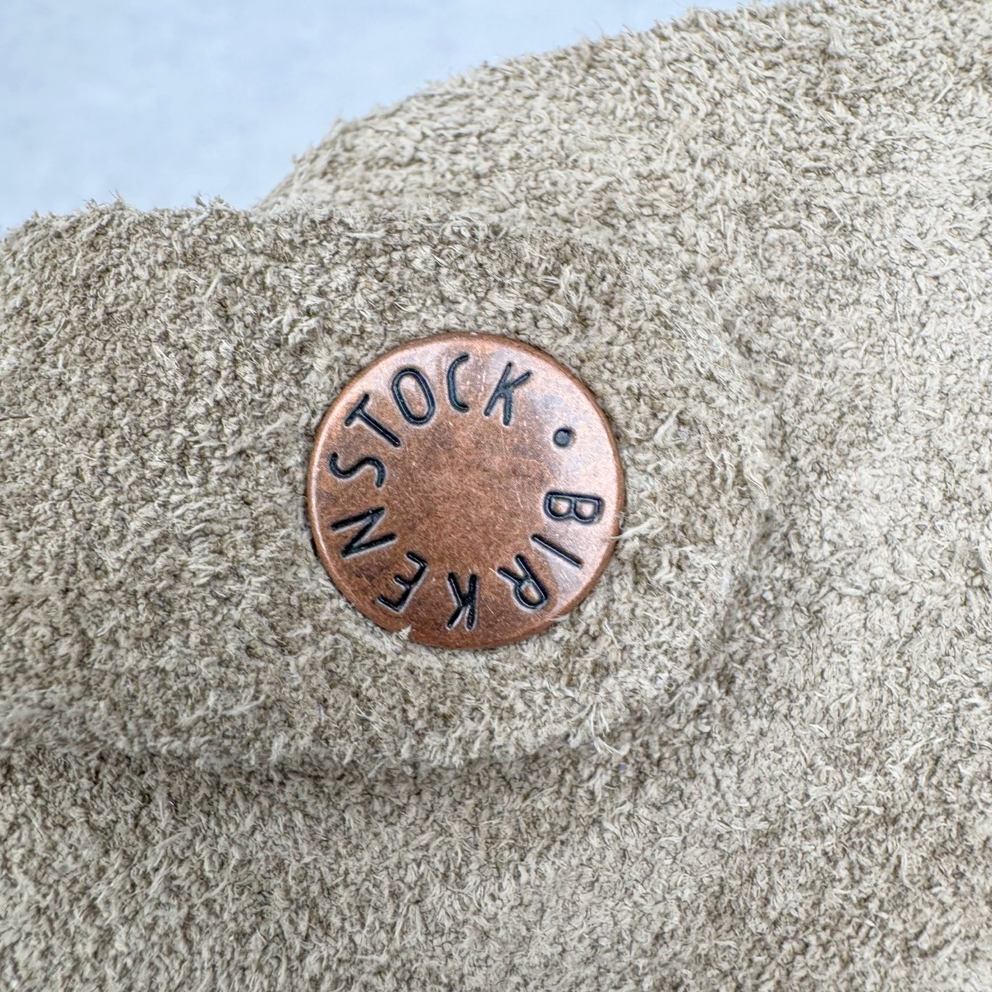 图片[11]-＃GD广顶 Birkenstock Boston VL 勃肯绒面金属针扣软木底包头拖鞋 牛皮绒面革质地柔软 搭配可调节鞋扣提升穿着舒适度 人体工学设计分散脚部压力 保护脚踝 软木乳胶鞋床具有一定的收缩性 长时间穿着后能贴合脚型 EVA鞋底回弹性和抗张性力高 具有良好的防震、缓冲性 四季皆宜 柔软的鞋床采用额外的泡沫缓冲层 提供额外的舒适感和全天支撑 全网独家首发 源于德国的严谨工艺 牛巴戎面 中层松木 EVA 三层组合大底 优质牛皮面料五金扣 出口订单 尺码：35-45-选品中心