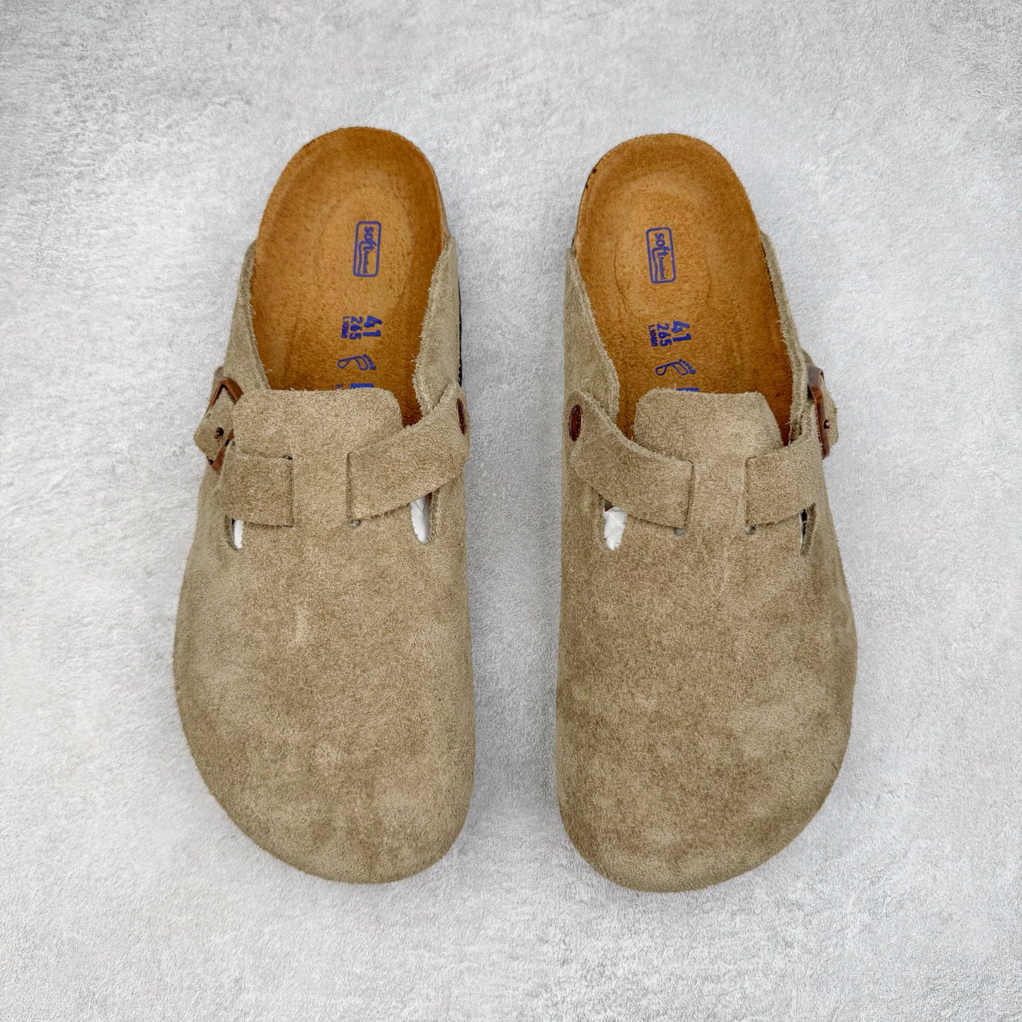 图片[2]-＃GD广顶 Birkenstock Boston VL 勃肯绒面金属针扣软木底包头拖鞋 牛皮绒面革质地柔软 搭配可调节鞋扣提升穿着舒适度 人体工学设计分散脚部压力 保护脚踝 软木乳胶鞋床具有一定的收缩性 长时间穿着后能贴合脚型 EVA鞋底回弹性和抗张性力高 具有良好的防震、缓冲性 四季皆宜 柔软的鞋床采用额外的泡沫缓冲层 提供额外的舒适感和全天支撑 全网独家首发 源于德国的严谨工艺 牛巴戎面 中层松木 EVA 三层组合大底 优质牛皮面料五金扣 出口订单 尺码：35-45-选品中心