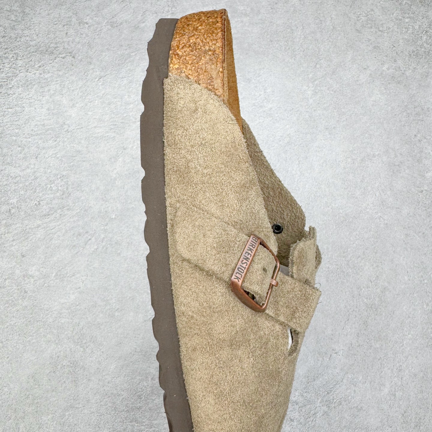 图片[6]-＃GD广顶 Birkenstock Boston VL 勃肯绒面金属针扣软木底包头拖鞋 牛皮绒面革质地柔软 搭配可调节鞋扣提升穿着舒适度 人体工学设计分散脚部压力 保护脚踝 软木乳胶鞋床具有一定的收缩性 长时间穿着后能贴合脚型 EVA鞋底回弹性和抗张性力高 具有良好的防震、缓冲性 四季皆宜 柔软的鞋床采用额外的泡沫缓冲层 提供额外的舒适感和全天支撑 全网独家首发 源于德国的严谨工艺 牛巴戎面 中层松木 EVA 三层组合大底 优质牛皮面料五金扣 出口订单 尺码：35-45-选品中心