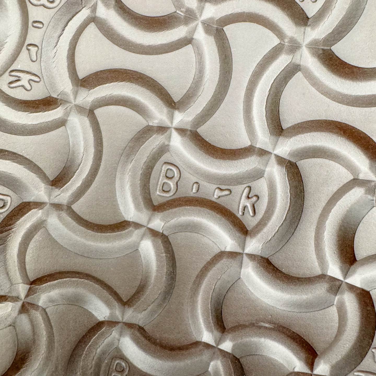 图片[15]-＃GD广顶 Birkenstock Boston VL 勃肯绒面金属针扣软木底包头拖鞋 牛皮绒面革质地柔软 搭配可调节鞋扣提升穿着舒适度 人体工学设计分散脚部压力 保护脚踝 软木乳胶鞋床具有一定的收缩性 长时间穿着后能贴合脚型 EVA鞋底回弹性和抗张性力高 具有良好的防震、缓冲性 四季皆宜 柔软的鞋床采用额外的泡沫缓冲层 提供额外的舒适感和全天支撑 全网独家首发 源于德国的严谨工艺 牛巴戎面 中层松木 EVA 三层组合大底 优质牛皮面料五金扣 出口订单 尺码：35-45-选品中心