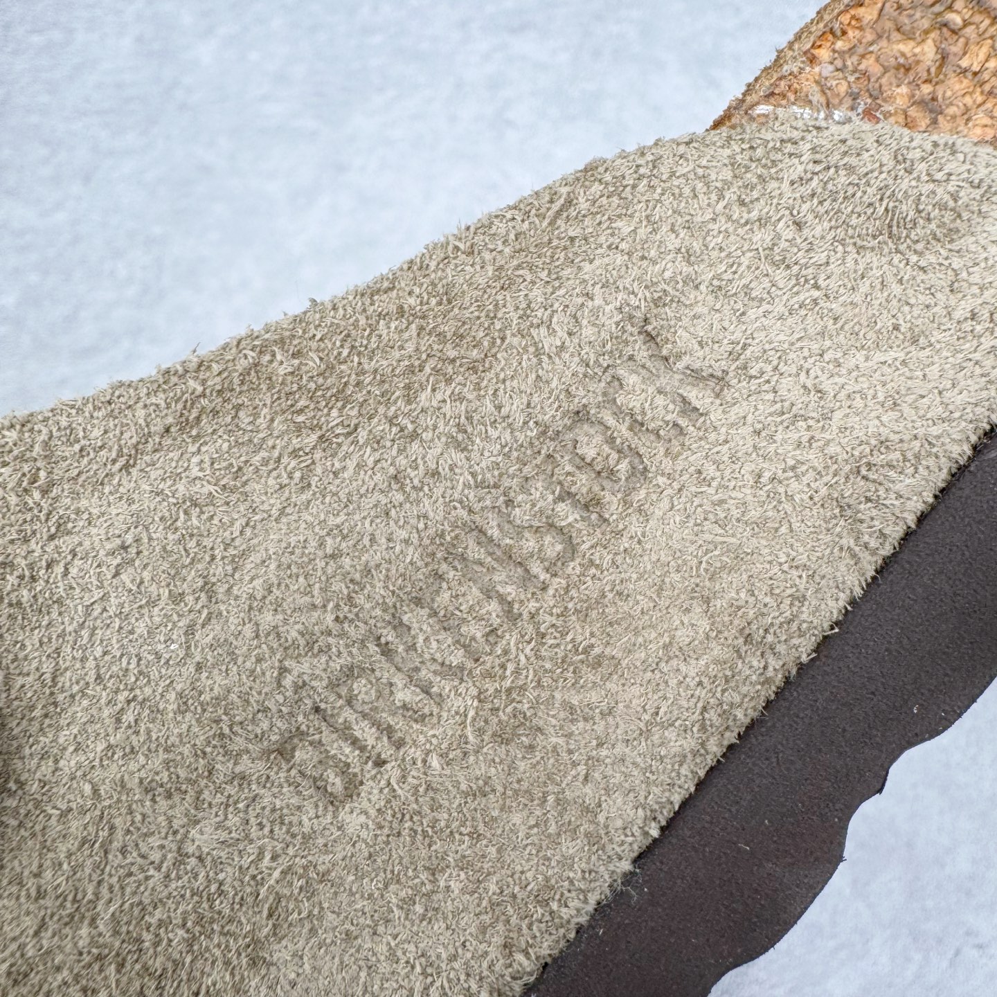 图片[12]-＃GD广顶 Birkenstock Boston VL 勃肯绒面金属针扣软木底包头拖鞋 牛皮绒面革质地柔软 搭配可调节鞋扣提升穿着舒适度 人体工学设计分散脚部压力 保护脚踝 软木乳胶鞋床具有一定的收缩性 长时间穿着后能贴合脚型 EVA鞋底回弹性和抗张性力高 具有良好的防震、缓冲性 四季皆宜 柔软的鞋床采用额外的泡沫缓冲层 提供额外的舒适感和全天支撑 全网独家首发 源于德国的严谨工艺 牛巴戎面 中层松木 EVA 三层组合大底 优质牛皮面料五金扣 出口订单 尺码：35-45-选品中心