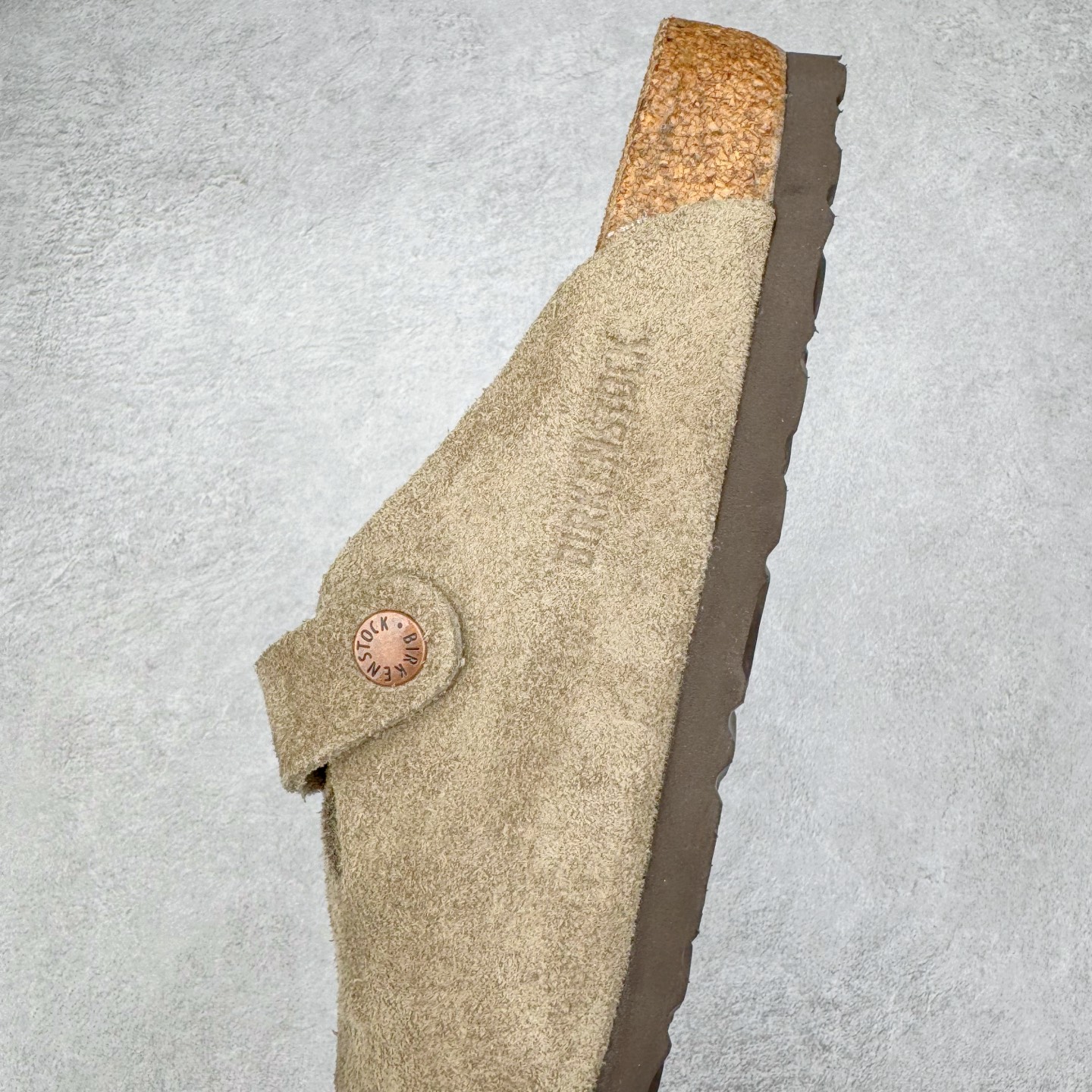 图片[7]-＃GD广顶 Birkenstock Boston VL 勃肯绒面金属针扣软木底包头拖鞋 牛皮绒面革质地柔软 搭配可调节鞋扣提升穿着舒适度 人体工学设计分散脚部压力 保护脚踝 软木乳胶鞋床具有一定的收缩性 长时间穿着后能贴合脚型 EVA鞋底回弹性和抗张性力高 具有良好的防震、缓冲性 四季皆宜 柔软的鞋床采用额外的泡沫缓冲层 提供额外的舒适感和全天支撑 全网独家首发 源于德国的严谨工艺 牛巴戎面 中层松木 EVA 三层组合大底 优质牛皮面料五金扣 出口订单 尺码：35-45-选品中心