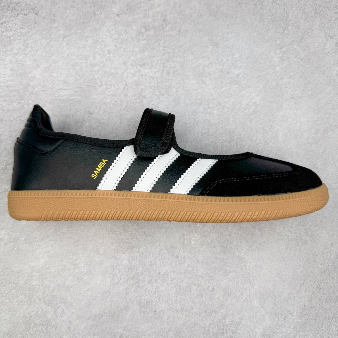 AD Original Samba OG 复古经典轻便板鞋 JQ6445 这款桑巴鞋展示了高质量的工艺 带有装饰的超锁缝制和无缝的手感 柔软、柔软的皮革造型和标志性的3条纹完成了精致的外观 正规合身鞋带 鞋面上有绒面鞋垫 橡胶鞋底 享受正畸套筒软感 自50年代首次亮相以来就一直在赢得粉丝的青睐 尺码：36 36.5 37.5 38 38.5 39 40 40.5 41 42 42.5 43 44 44.5 45-选品中心