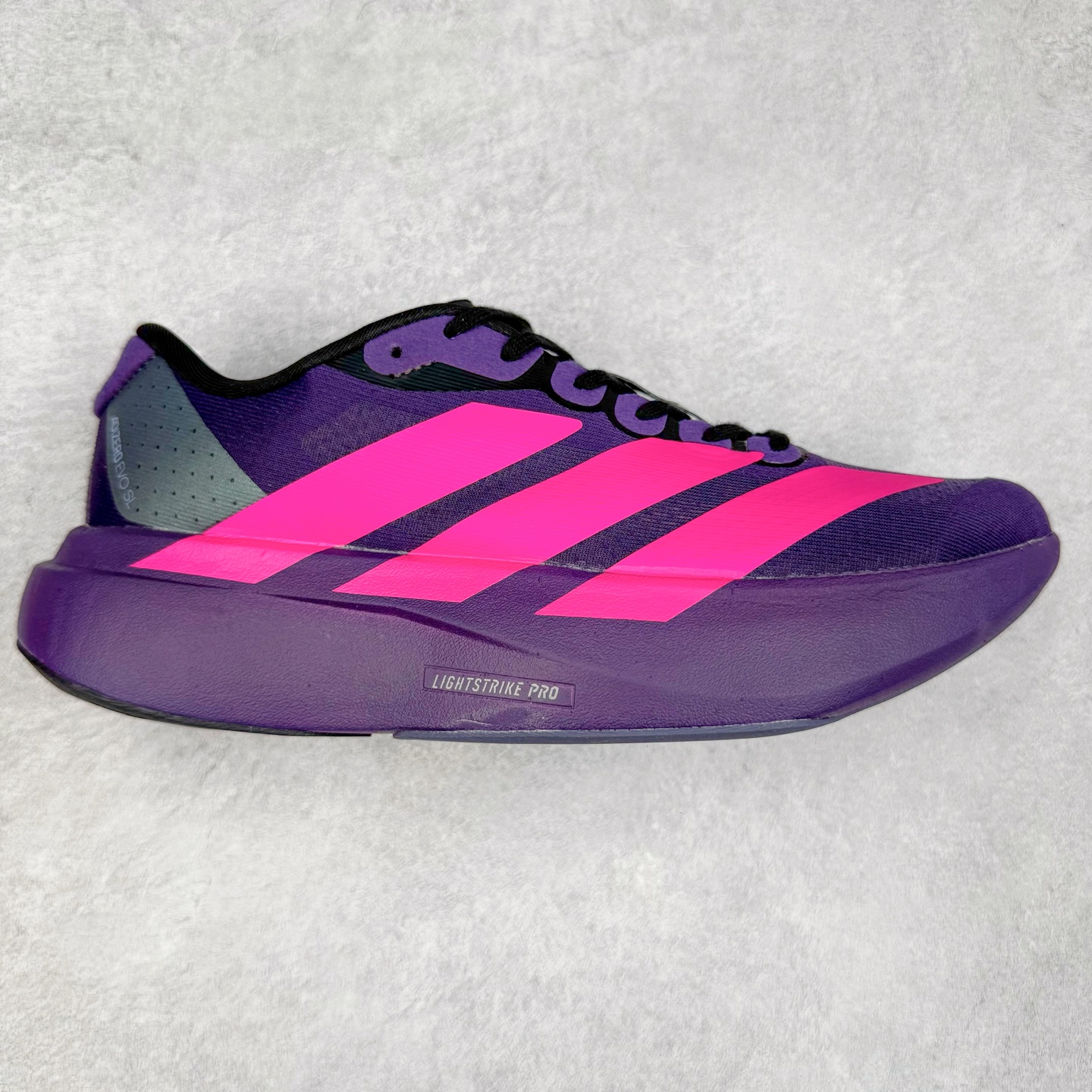 ＃福利特价 AD Adizero EVO SL 马拉松竞速专业跑鞋 CELERMESH针织网面非常轻薄 纤维间的缝隙很大 可以保证跑步时的透气、排汗效果 鞋舌直接与两侧的内衬和鞋底连接在一起 在跑步过程中不会被鞋舌的左右移动所困扰 在标准鞋带孔的基础上再拓宽一组鞋带孔 适合不同脚型的需求 突破性 EnergyRods 技术，有助于跑者实现更好的成绩 中底独特的LIGHTSTRIKE PRO泡棉材质 微弹感觉在跑步过程中给予了良好的支撑体验 对于顶级精英和高水平进阶跑者来说 ADIOS PRO是一双值得信赖的竞速比赛用鞋 尺码：36 36.5 37.5 38 38.5 39 40 40.5 41 42 42.5 43 44 44.5 45-选品中心