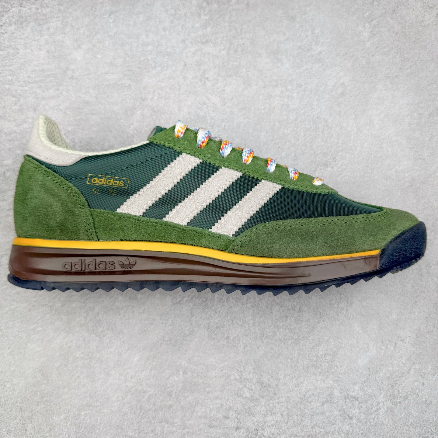 ＃HP纯原 AD Wmns SL72 OG 系列德训足球风百搭低帮休闲运动板鞋 JR9416 采用高弹EVA+MODEL+RB三层组合底 区别市面RB一体大底 三层组合鞋底重量与原鞋一致 Originals 将有「T 头鞋」造型的诞生于 1972 年的 SL72 鞋款复刻带回 各位买鞋又有新选择了 1972 年 SL72 问世后 引领了后来阿迪达斯的跑鞋发展方向 其中「SL」代表了 Super Light 彰显了产品轻便的特性 1972 年 SL72 问世后 引领了后来阿迪达斯的跑鞋发展方向 其中「SL」代表了 Super Light 彰显了产品轻便的特性 这次 Originals 延续其轻质经典的基因 带来男女两款 SL72 男生款带来 SL72 RS 鞋型 RS 意为 Reshaped（重塑）鞋款在保留了经典的外观基础上 在尼龙材质里增加了填充物 使鞋型更加挺立和饱满 鞋头则更加圆润 鞋底的 EVA 材质则增加了鞋款的高度 女生款则带来 SL72 OG W 鞋型 OG 顾名思义则是致敬经典款式 相较于 RS（Reshaped）鞋款 鞋身更加纤细 其整体鞋身轮廓、线条、细节、材质上尊崇 70 年代 SL72 的设计 还原经典味道 尺码：36 36⅔ 37⅓ 38 38⅔ 39⅓ 40 40⅔ 41⅓ 42 42⅔ 43⅓ 44 44⅔ 45-选品中心