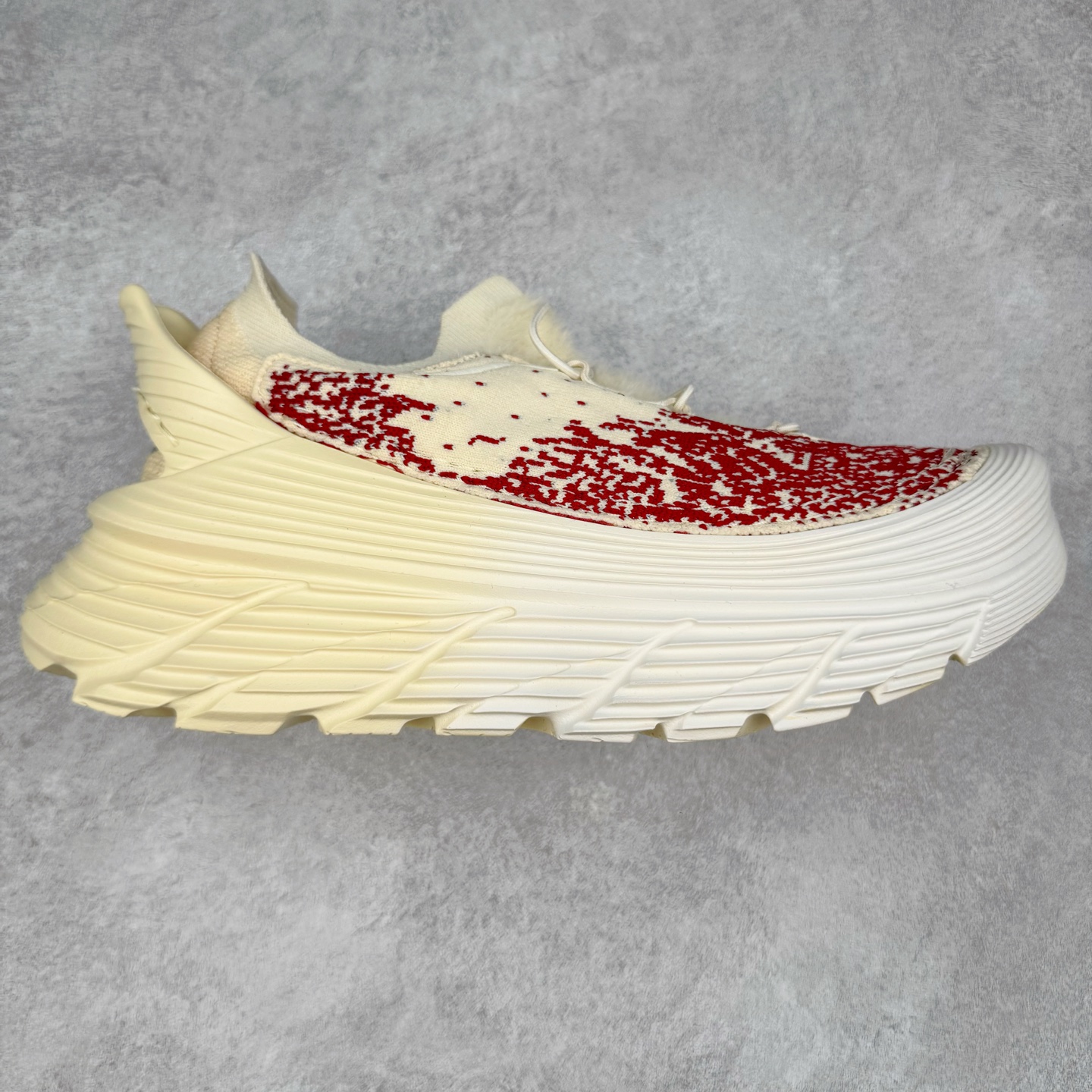 paria FARZANEH x HOKA ONE ONE Restore TC Chukka 柔软舒适防滑耐磨中帮生活休闲鞋 男女同款 HOKA ONE ONE是来自美国的跑步鞋知名品牌，创立于2009年，始终致力于为所有跑者提供更新、更好的跑步装备。相比常规跑鞋，HOKA ONE ONE特别研发使用性能独特的几何形跑鞋中底，此种鞋底更厚、更高、回弹性也更好，除了卓越的缓冲性能，它还能为各种阶段的跑者带来更具动感、更加稳定的跑步体验。HOKAONE ONE从设计之初就清楚意识到，要保证跑者步幅的均匀一致，双脚自然而然的运动至关重要。实拍调校N版已经零色差零失真 百分百还原实物色彩所见即所得 不存在货不对板色差等低级问题 选购参考实物拍摄 不混卖不参货 只用心做好货严格选品 承诺混一赔十 尺码：36 36.5 37.5 38 38.5 39 40 40.5 41 42 42.5 43 44 44.5 45-选品中心