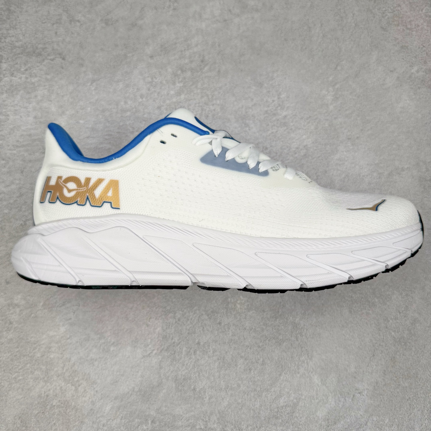 HOKA ONE ONE Arahi 7 舒适柔软防滑耐磨 低帮休闲跑步鞋 HOKA ONE ONE是来自美国的跑步鞋知名品牌，创立于2009年，始终致力于为所有跑者提供更新、更好的跑步装备。相比常规跑鞋，HOKA ONE ONE特别研发使用性能独特的几何形跑鞋中底，此种鞋底更厚、更高、回弹性也更好，除了卓越的缓冲性能，它还能为各种阶段的跑者带来更具动感、更加稳定的跑步体验。HOKAONE ONE从设计之初就清楚意识到，要保证跑者步幅的均匀一致，双脚自然而然的运动至关重要。实拍调校N版已经零色差零失真 百分百还原实物色彩所见即所得 不存在货不对板色差等低级问题 选购参考实物拍摄 不混卖不参货 只用心做好货严格选品 承诺混一赔十 尺码：36 36.5 37.5 38 38.5 39 40 40.5 41 42 42.5 43 44 44.5 45-选品中心