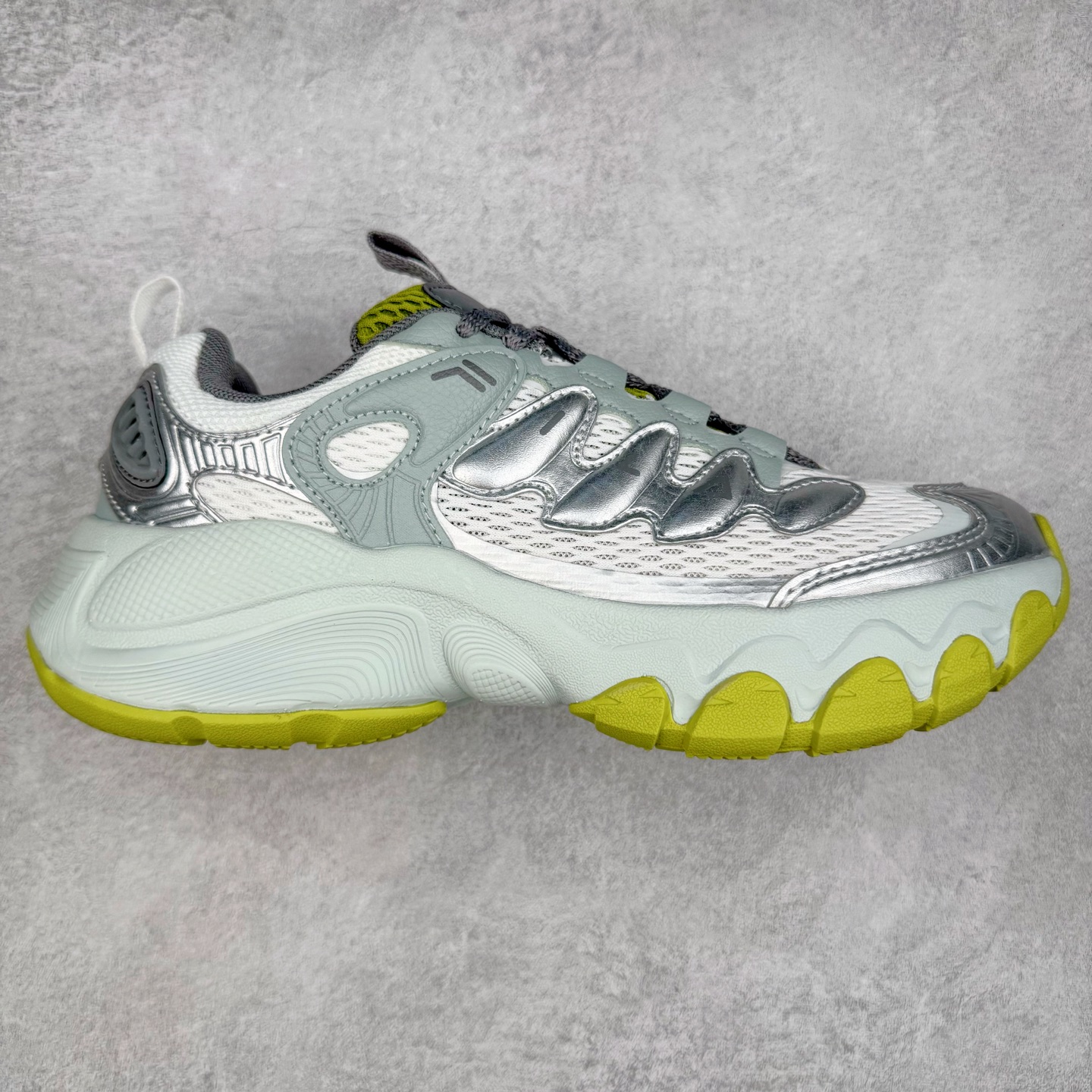 FILA TRUFFLE 斐乐蘑菇鞋摩登系列时尚百搭潮流休闲运动 织物合成革透气低帮跑步鞋 FUSION 系列传承了 FILA 的百年基因，融入年轻运动及潮流文化，成为引领变革、创新突破的一代。以“1+N” 的跨界合作模式重现经典的同时创造经典。带来最出其不意的跨界合作惊喜。同时，FILAFUSION把FILA 的 DNA 融入到定制体验里，你可以随心制造厲于你的产品。FILA FUSION 的鞋家族涵盖了老爹鞋、跑步鞋、网球鞋、季节款。风格复古新潮，满足了时尚人士出行及各类运动的搭配需求，成为当下年轻人筷拥的鞋类品牌之一。FILA FUSION 走进年轻人的世界，通过年轻人运动，街舞，滑板，篮球，展现 FILA FUSION 的潮流态度和年轻文化。FILA FUSION 认为末来属于引领变革、创新突破的年轻一代，让我们一起构成 FILA 未来的蓝图吧！尺码：35.5 36 36.5 37.5 38 38.5 39 40 40.5 41 42 42.5 43 44 44.5 45-选品中心