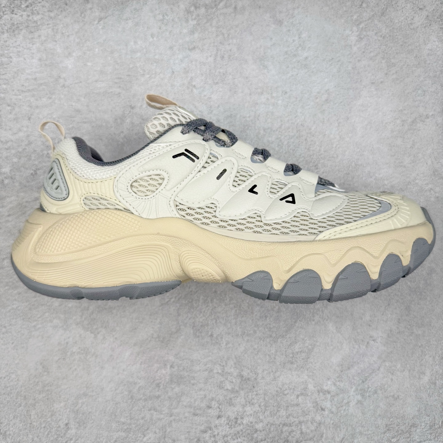 FILA TRUFFLE 斐乐蘑菇鞋摩登系列时尚百搭潮流休闲运动 织物合成革透气低帮跑步鞋 FUSION 系列传承了 FILA 的百年基因，融入年轻运动及潮流文化，成为引领变革、创新突破的一代。以“1+N” 的跨界合作模式重现经典的同时创造经典。带来最出其不意的跨界合作惊喜。同时，FILAFUSION把FILA 的 DNA 融入到定制体验里，你可以随心制造厲于你的产品。FILA FUSION 的鞋家族涵盖了老爹鞋、跑步鞋、网球鞋、季节款。风格复古新潮，满足了时尚人士出行及各类运动的搭配需求，成为当下年轻人筷拥的鞋类品牌之一。FILA FUSION 走进年轻人的世界，通过年轻人运动，街舞，滑板，篮球，展现 FILA FUSION 的潮流态度和年轻文化。FILA FUSION 认为末来属于引领变革、创新突破的年轻一代，让我们一起构成 FILA 未来的蓝图吧！尺码：35.5 36 36.5 37.5 38 38.5 39 40 40.5 41 42 42.5 43 44 44.5 45-选品中心