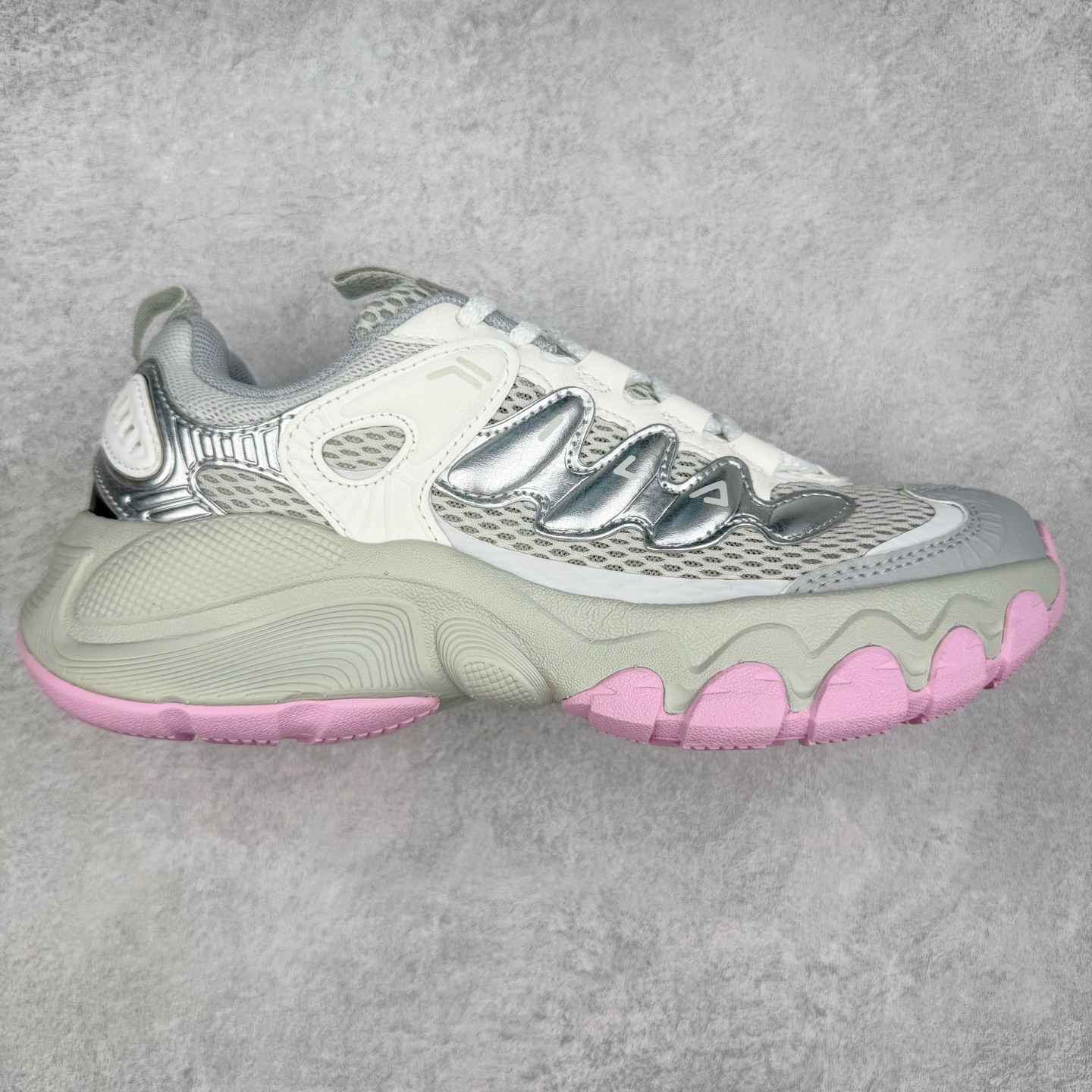 FILA TRUFFLE 斐乐蘑菇鞋摩登系列时尚百搭潮流休闲运动 织物合成革透气低帮跑步鞋 FUSION 系列传承了 FILA 的百年基因，融入年轻运动及潮流文化，成为引领变革、创新突破的一代。以“1+N” 的跨界合作模式重现经典的同时创造经典。带来最出其不意的跨界合作惊喜。同时，FILAFUSION把FILA 的 DNA 融入到定制体验里，你可以随心制造厲于你的产品。FILA FUSION 的鞋家族涵盖了老爹鞋、跑步鞋、网球鞋、季节款。风格复古新潮，满足了时尚人士出行及各类运动的搭配需求，成为当下年轻人筷拥的鞋类品牌之一。FILA FUSION 走进年轻人的世界，通过年轻人运动，街舞，滑板，篮球，展现 FILA FUSION 的潮流态度和年轻文化。FILA FUSION 认为末来属于引领变革、创新突破的年轻一代，让我们一起构成 FILA 未来的蓝图吧！尺码：35.5 36 36.5 37.5 38 38.5 39 40 40.5 41 42 42.5 43 44 44.5 45-选品中心