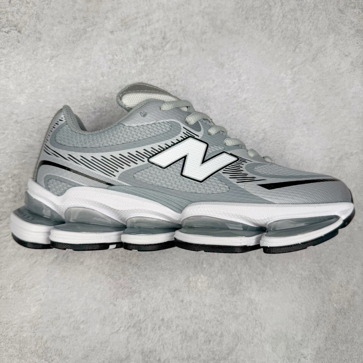 New Balance NB2000 舒适百搭防滑耐磨低帮 休闲跑步鞋 New Balance 在近两年的球鞋市场屡出奇招，在经典鞋型保持进一步增长的同时，推出的每一款新鞋型也都有傲人的战绩。在 327、9060 等鞋型获得成功之后，今天 New Balance 家族又迎来了新鲜血液的注入。这双 New Balance 2000 依然是融合了新旧元素的跑鞋造型，命名为 2000，或许是它的设计理念有着 Y2K 的血统。最大的亮点，在于这双鞋的中底。外侧以五个 ABZORB 单元，带来极具辨识度和冲击力的视觉效果，让这双鞋在外观和脚感方面都颇具吸引力。尺码：36 37 37.5 38 38.5 39 40 40.5 41 42 42.5 43 44 45 46-选品中心