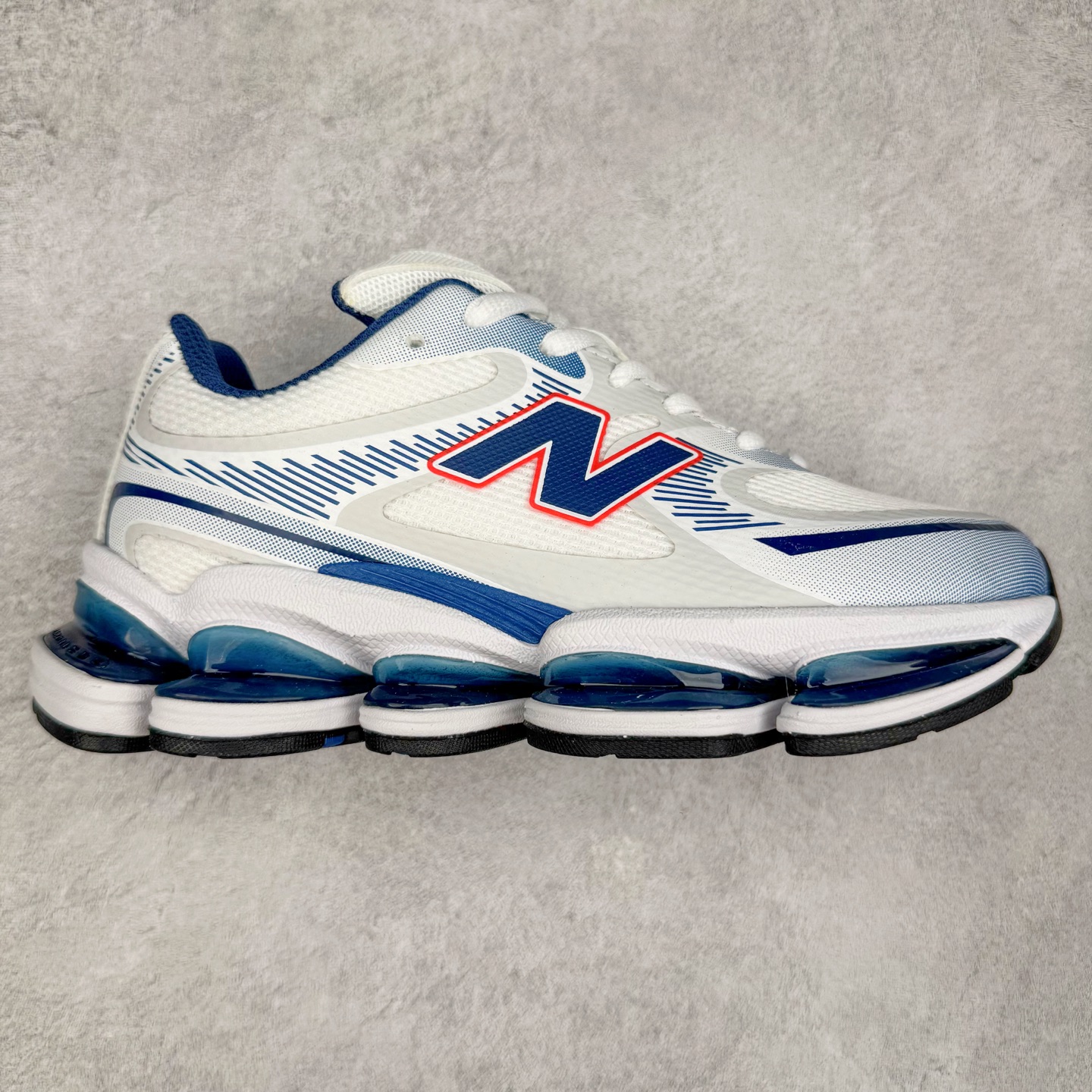 New Balance NB2000 舒适百搭防滑耐磨低帮 休闲跑步鞋 New Balance 在近两年的球鞋市场屡出奇招，在经典鞋型保持进一步增长的同时，推出的每一款新鞋型也都有傲人的战绩。在 327、9060 等鞋型获得成功之后，今天 New Balance 家族又迎来了新鲜血液的注入。这双 New Balance 2000 依然是融合了新旧元素的跑鞋造型，命名为 2000，或许是它的设计理念有着 Y2K 的血统。最大的亮点，在于这双鞋的中底。外侧以五个 ABZORB 单元，带来极具辨识度和冲击力的视觉效果，让这双鞋在外观和脚感方面都颇具吸引力。尺码：36 37 37.5 38 38.5 39 40 40.5 41 42 42.5 43 44 45 46-选品中心