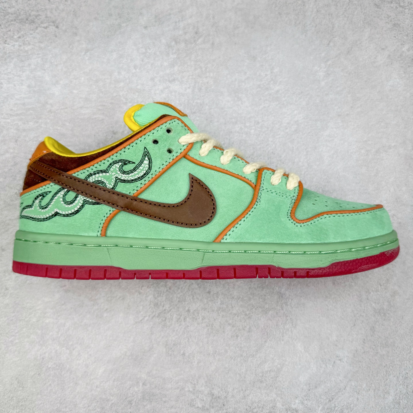 ＃S2纯原 NK SB Dunk Low 黑人月 绿色HF3058-300 独家原厂航空铝磨具打磨大底 鞋头坡度极致还原 原盒原配 圈内天花板工艺 原厂冲刀 超高清洁度 全鞋零毛边皮料切割 全套原楦原模倾力打造完美版型 采用原厂百宏鞋带以及原厂百宏织唛舌标 内标可供原厂几率过验 原厂中底布黄色点胶 原厂中底布拉帮走线遵循公司‼️尺码：36 36.5 37.5 38 38.5 39 40 40.5 41 42 42.5 43 44 44.5 45 46 47.5-选品中心