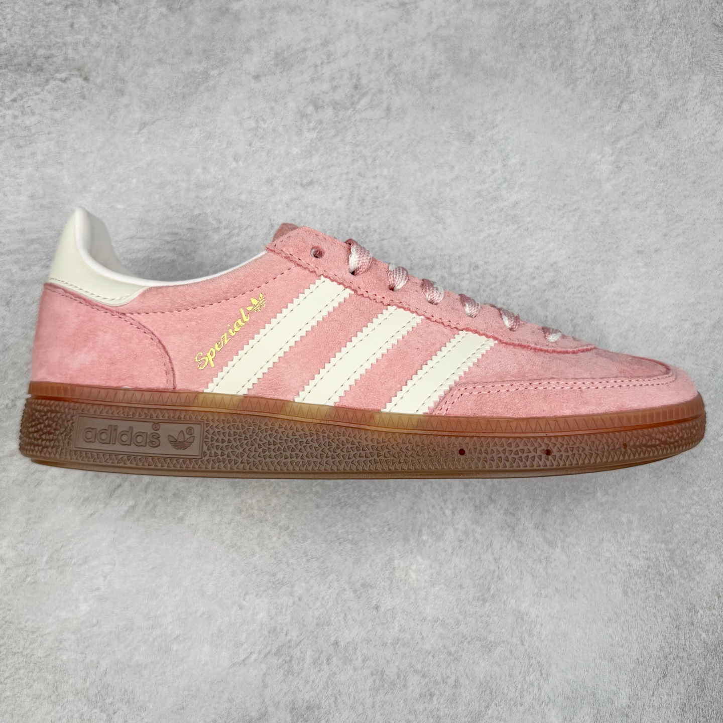 ＃C版纯原 AD Originals Handball SPZL 手球运动员系列百搭休闲运动板鞋 KJ6305 这款来自阿迪达斯的这款HANDBALL SPZL前身是一双手球运动鞋，这一次拿来复刻，所以鞋面的主要色彩选用了黑色， 鞋面外侧除了Spezial字母之外还有三叶草标志。Handball SPZL作为复古手球训练鞋与作为室内足球鞋的Samba有着异曲同工之处，但是质感更为出众的鞋身以及丰富的配色选择比起Samba来讲可以说是更胜一筹了！尺码：36 36⅔ 37⅓ 38 38⅔ 39⅓ 40 40⅔ 41⅓ 42 42⅔ 43⅓ 44 45-选品中心