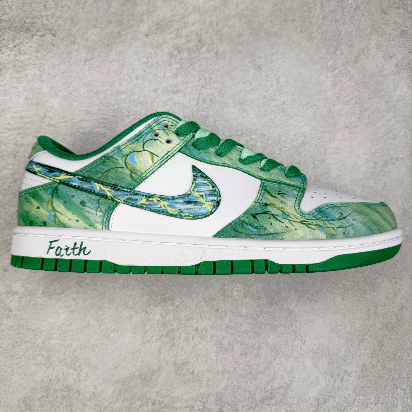 ＃YC纯原 NK Dunk Low 柳拂衣 HF5441-101 当Dunk经典廓形邂逅东方自然诗韵，纯白皮革画布上，刺绣柳叶悄然舒展，如风拂衣袂；侧翼Swoosh化作纤柔枝干，随步摇曳的，是鞋帮处蔓延的盎然春意。拒绝千篇一律的复刻，以手绘温度唤醒鞋柜春天。步履生风，信步春庭，聆听万物生长的频率。定制系列天花板 无原鞋不开发 全系列得物原鞋一比一校对开发 配色持续更新中 终端对接 优势输出 全套原厂楦头原纸板数据档案倾力打造 原汁原味莞产 极致还原 圈内最强针车工艺 高端零售指定版 广东原厂配套原盒原标 鞋盒分三个尺码段 原厂冲刀 超高清洁度 全鞋零毛边皮料切割 采用原厂百宏鞋带以及原厂百宏织唛舌标 内标可供原厂几率过验 进口原装条纹中底布 四线拉帮白色点胶 原厂拉帮手法遵循公司 原厂电绣 极致还原 尺码：36 36.5 37.5 38 38.5 39 40 40.5 41 42 42.5 43 44 44.5 45 46-选品中心