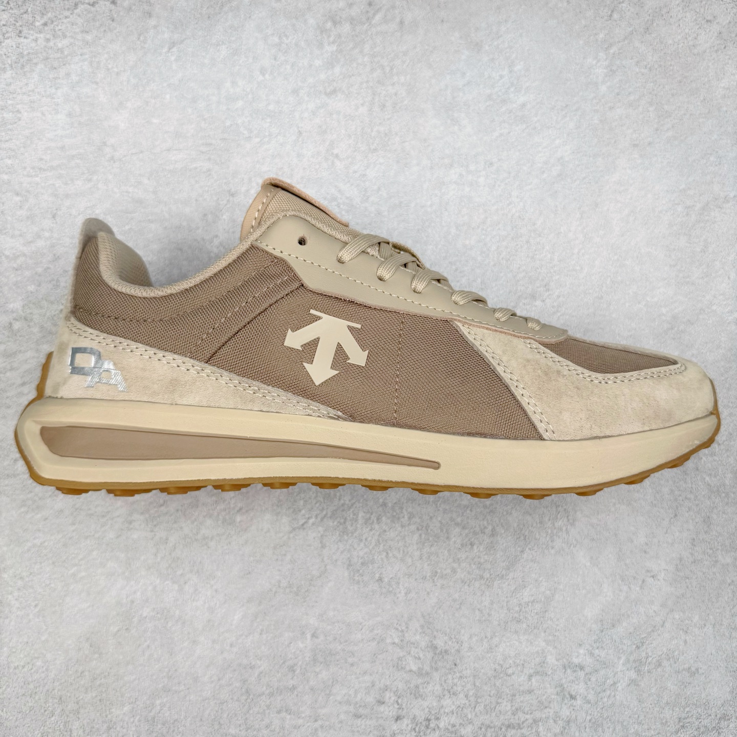 ＃HP DESCENTE Trainer 迪桑特运动简约低帮生活休闲鞋 DESCENTE（迪桑特）创立于1935年，品牌名取自法语词汇，意为“滑降”。品牌箭头标识代表滑雪的三种技术“高速直线滑行”、“穿越”和“侧滑”，也寓意品牌在打造高端专业运动产品中不断追求完美的创新精神，致力于成为中国高端专业滑雪、综训、女子、铁人三项、高尔夫的第一品牌。实拍调校N版已经零色差零失真 百分百还原实物色彩所见即所得 不存在货不对板色差等低级问题 选购参考实物拍摄 不混卖不参货 只用心做好货严格选品 承诺混一赔十 尺码：36 36.5 37.5 38 38.5 39 40 40.5 41 42 42.5 43 44 44.5 45-选品中心