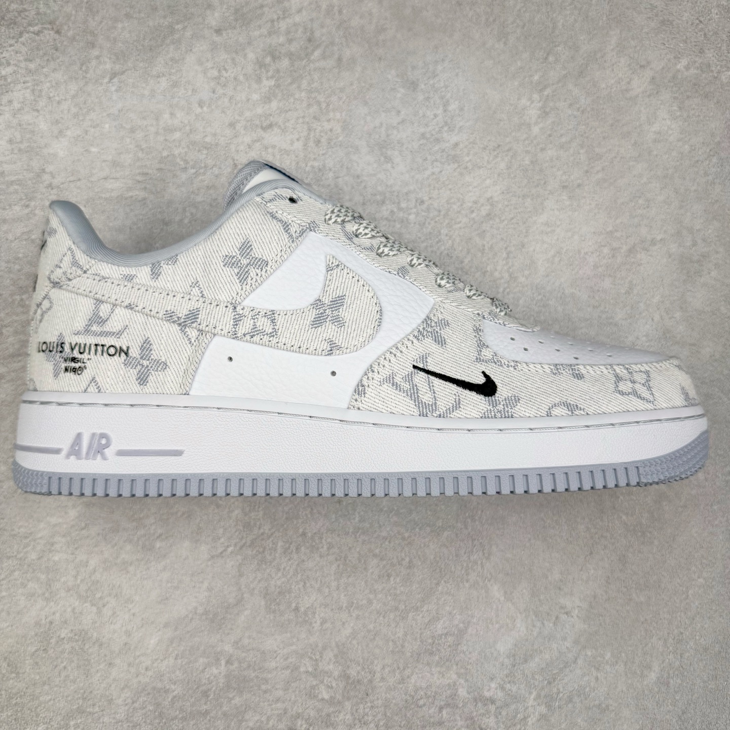 NK Air Force 1´07 Low 空军一号低帮百搭休闲运动板鞋 SC0601-552 柔软、弹性十足的缓震性能和出色的中底设计 横跨复古与现代的外型结合 造就出风靡全球 三十多年的Force 1 直到今天还深受青睐 实拍调校N版已经零色差零失真 百分百还原实物色彩所见即所得 不存在货不对板色差等低级问题 选购参考实物拍摄 不混卖不参货 只用心做好货严格选品 承诺混一赔十 尺码：36 36.5 37.5 38 38.5 39 40 40.5 41 42 42.5 43 44 44.5 45-选品中心