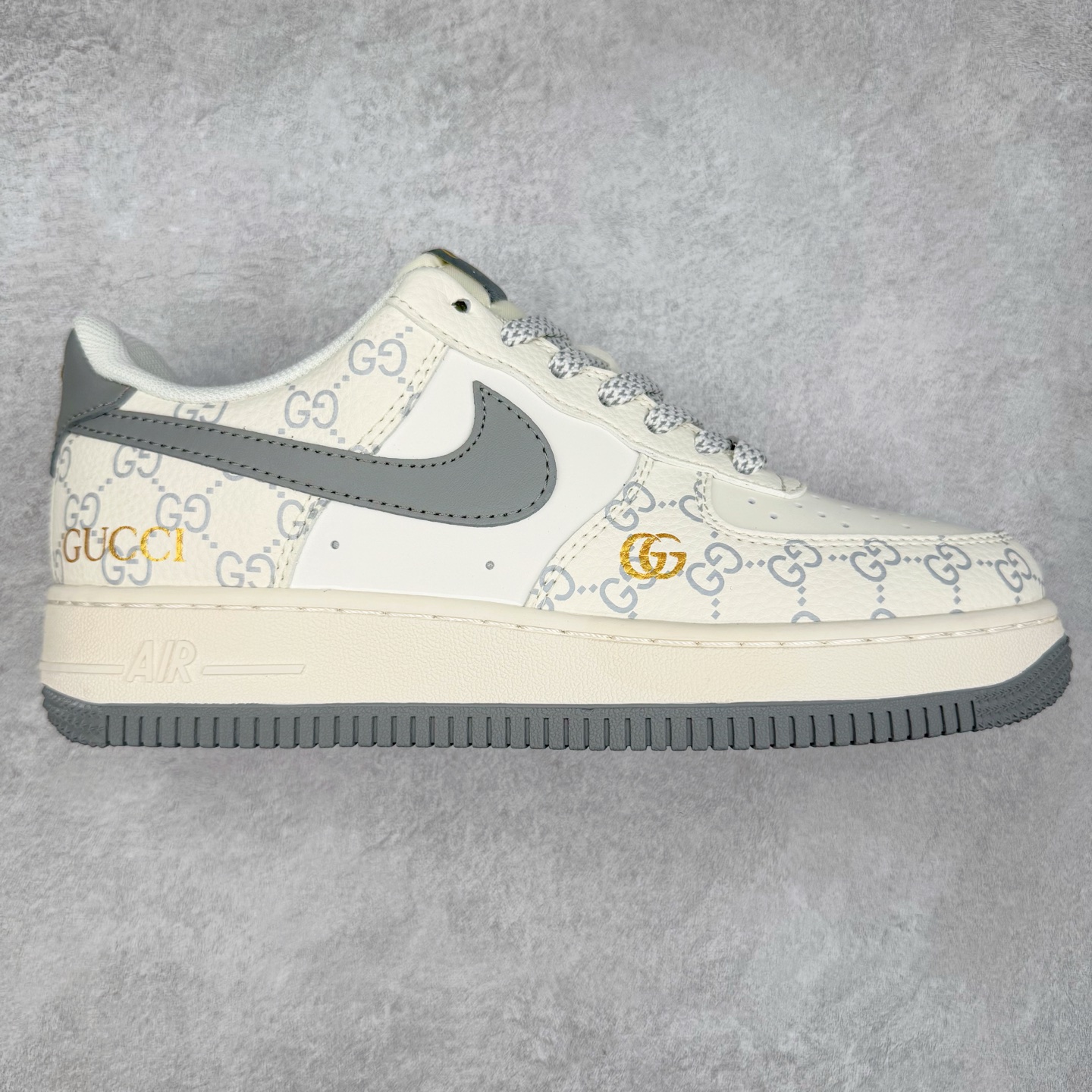 NK Air Force 1´07 Low 空军一号低帮百搭休闲运动板鞋 KJ1688-002 柔软、弹性十足的缓震性能和出色的中底设计 横跨复古与现代的外型结合 造就出风靡全球 三十多年的Force 1 直到今天还深受青睐 实拍调校N版已经零色差零失真 百分百还原实物色彩所见即所得 不存在货不对板色差等低级问题 选购参考实物拍摄 不混卖不参货 只用心做好货严格选品 承诺混一赔十 尺码：36 36.5 37.5 38 38.5 39 40 40.5 41 42 42.5 43 44 44.5 45-选品中心