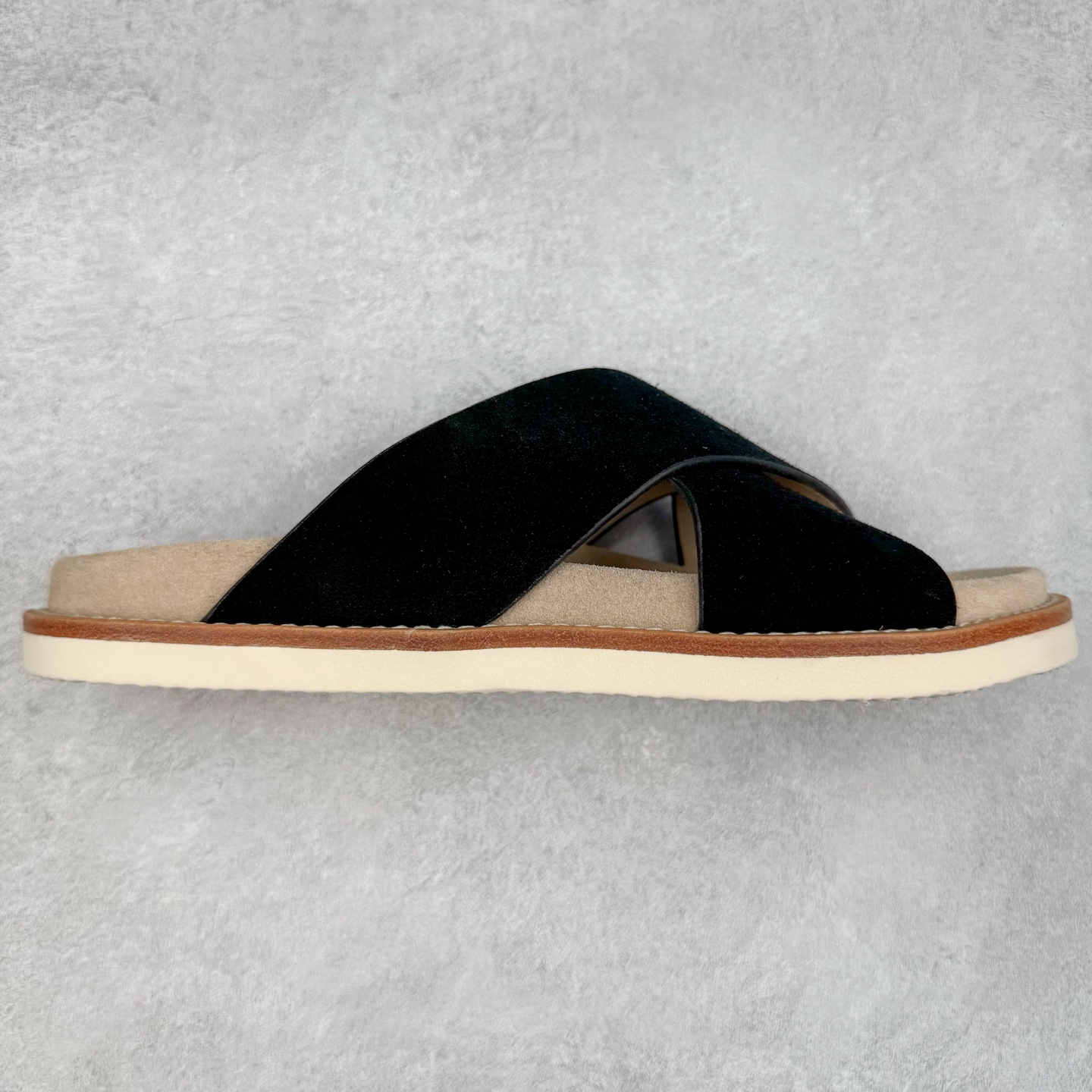 ＃GD广顶 Brunello Cucinelli 绒面革 圆头露趾 防滑一字拖鞋 米色 Brunello Cucinelli是来自意大利的世界顶级奢侈品牌，被誉为低调奢华的“山羊绒之王”和“服装界真正的奢侈品”。很多人都知道羊绒Cashmere顶级、昂贵，一穿就脱不下来，还很容易和其他衣服相互搭配，但是，再也没有比Brunello Cucinelli 这个品牌更懂得把顶级的羊绒面料设计出一种“低调的奢华”的风格。尺码：35 36 37 38 39 40 41 42 43 44 45-选品中心