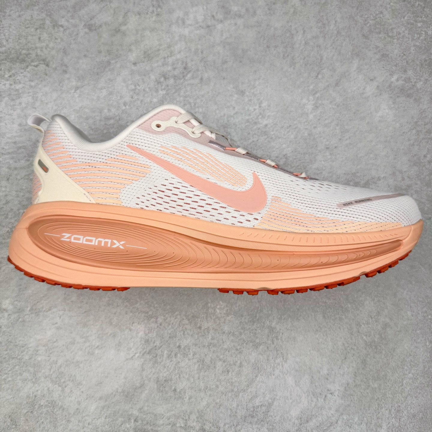 ＃纯原福利 NK Air Zoom Vomero 18 轻便舒适公路跑步鞋 质感柔软 弹力充沛 助力一路畅跑 乐享不停 厚实泡绵缔造舒适的回弹效果 铸就出色跑步表现 该鞋款轻盈透气 带你步入舒适新境界 疾速刺激感和非凡舒适脚感交织 定能让跑者在迈步间找到渴望已久的跑步乐趣 自如掌控跑步节奏、配速和里程 足底缓震配置赋予双足柔软舒适感受 助你一路畅跑 缓震设计 在双足触地时有助提供舒适脚感 搭载性能出众的 ZoomX 和 Cushlon 泡绵 营造柔软舒适脚感 助你稳稳迈步 基于跑者反馈 简化中底设计 带来出色舒适感 尺码：36 36.5 37.5 38 38.5 39 40 40.5 41 42 42.5 43 44 44.5 45-选品中心