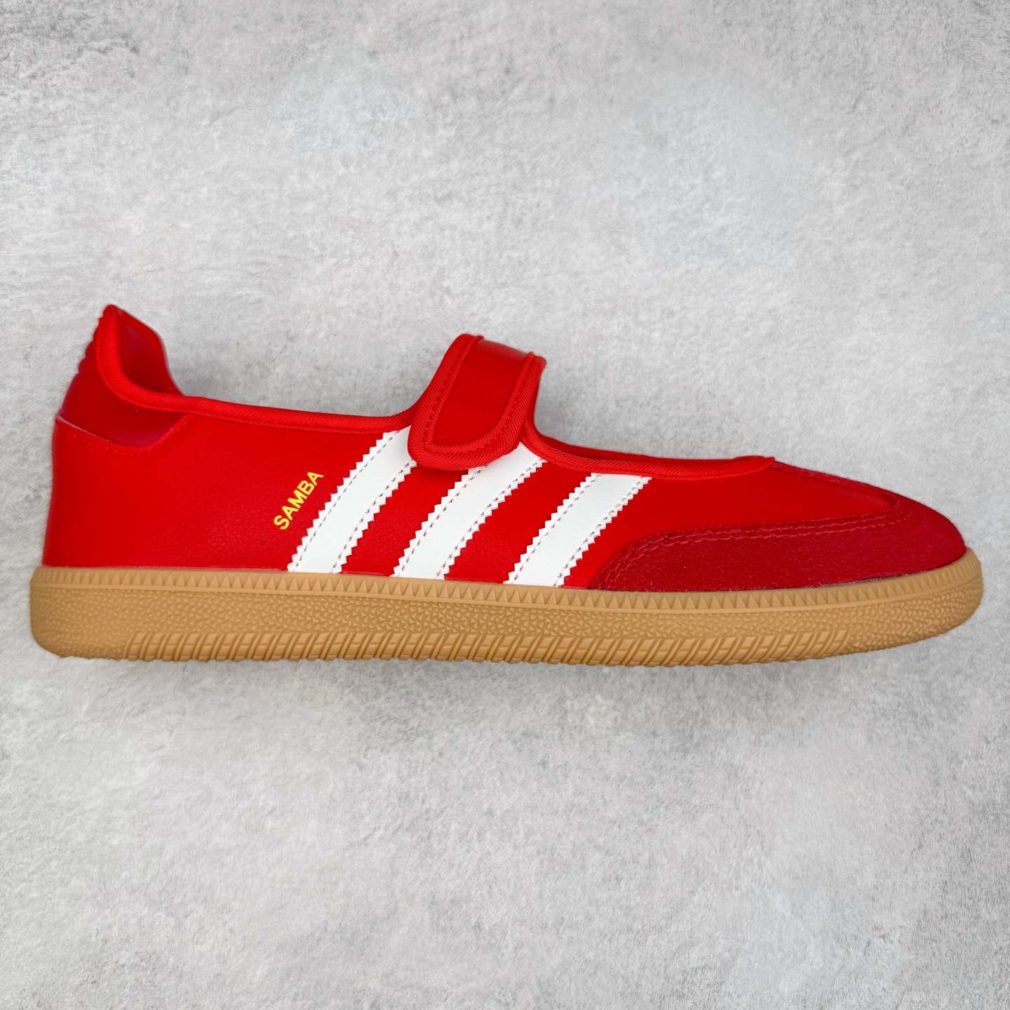 AD Original Samba OG 复古经典轻便板鞋 JQ6446 这款桑巴鞋展示了高质量的工艺 带有装饰的超锁缝制和无缝的手感 柔软、柔软的皮革造型和标志性的3条纹完成了精致的外观 正规合身鞋带 鞋面上有绒面鞋垫 橡胶鞋底 享受正畸套筒软感 自50年代首次亮相以来就一直在赢得粉丝的青睐 尺码：36 36.5 37.5 38 38.5 39 40 40.5 41 42 42.5 43 44 44.5 45-选品中心
