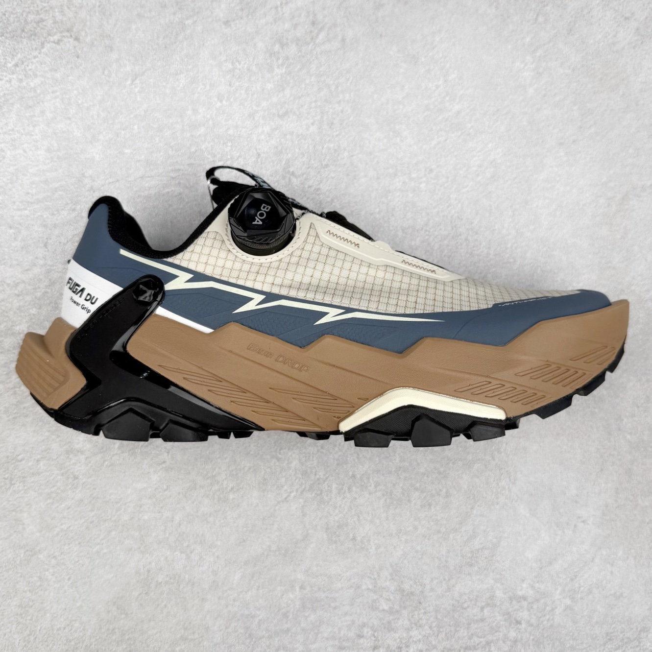 KAILAS FUGA DU BOA 凯乐石 黑山大坡王越野机能跑鞋 这双黑山整体呈现了多样的黑灰银搭配 鞋面主体部分采用网状薄翼材质中底是大坡王最具特色的山形结构 鞋带采用 BOA 旋钮快速穿脱系统 Vibram Megagrip 延续大坡王超强抓地 多重元素组合而成的造型和颜色设计让整双鞋观感丰富而又统一 整双鞋的技术和材料应用使得科技感十足颜色和脚感适合各类场景和场所穿着！ 尺码：36 36.5 37 37.5 38 39 39.5 40 41 41.5 42 42.5 43 44 44.5 45-选品中心