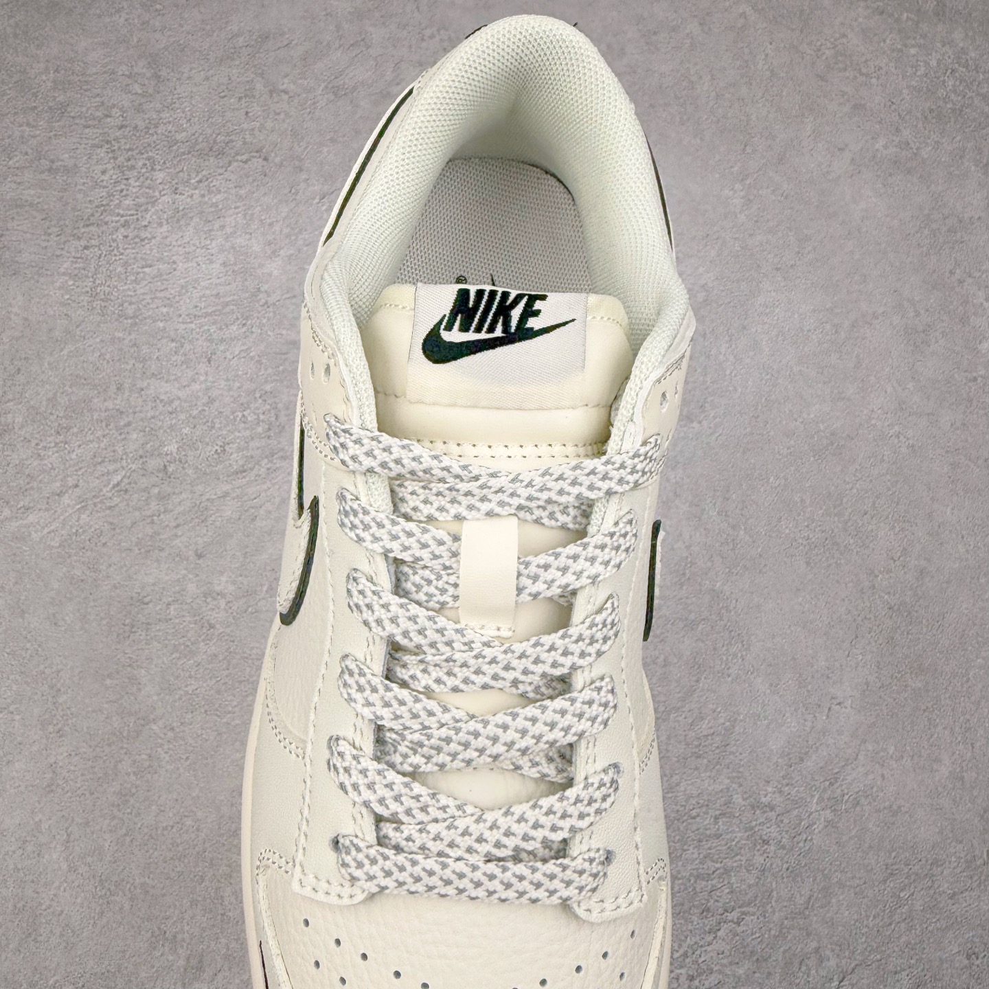 图片[5]-NK Dunk Low 定制配色 CS1688-110 大厂出品 极力推荐 原装头层材料 独家版型蒸餾加工帶來的是更好的视觉和脚感体验大厂纯原品质出货 清洁度 电绣工艺 皮料切割干净无任何毛边 细节完美 实拍调校N版已经零色差零失真 百分百还原实物色彩所见即所得 不存在货不对板色差等低级问题 选购参考实物拍摄 不混卖不参货 只用心做好货严格选品 承诺混一赔十 尺码：36 36.5 37.5 38 38.5 39 40 40.5 41 42 42.5 43 44 44.5 45-选品中心