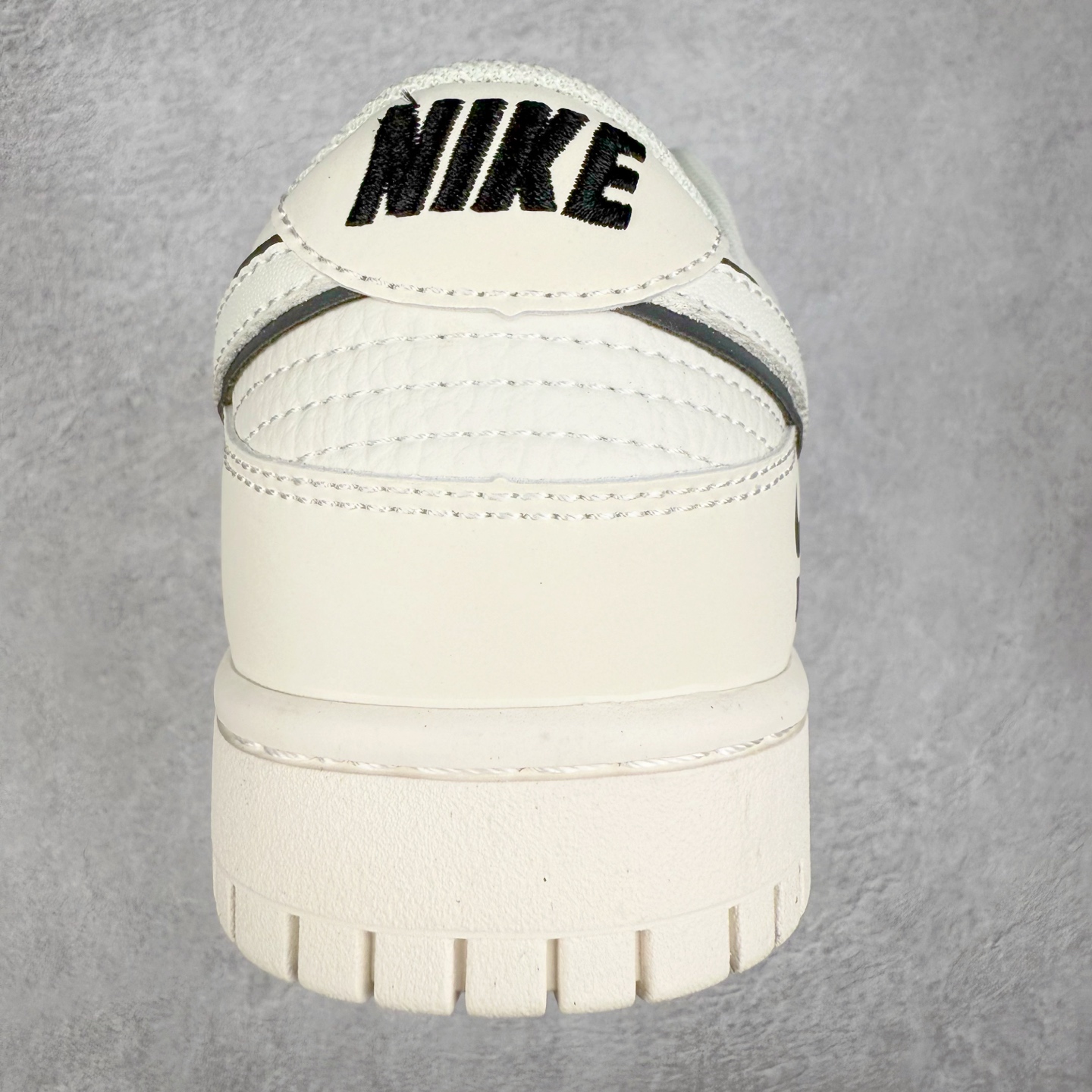 图片[8]-NK Dunk Low 定制配色 CS1688-110 大厂出品 极力推荐 原装头层材料 独家版型蒸餾加工帶來的是更好的视觉和脚感体验大厂纯原品质出货 清洁度 电绣工艺 皮料切割干净无任何毛边 细节完美 实拍调校N版已经零色差零失真 百分百还原实物色彩所见即所得 不存在货不对板色差等低级问题 选购参考实物拍摄 不混卖不参货 只用心做好货严格选品 承诺混一赔十 尺码：36 36.5 37.5 38 38.5 39 40 40.5 41 42 42.5 43 44 44.5 45-选品中心