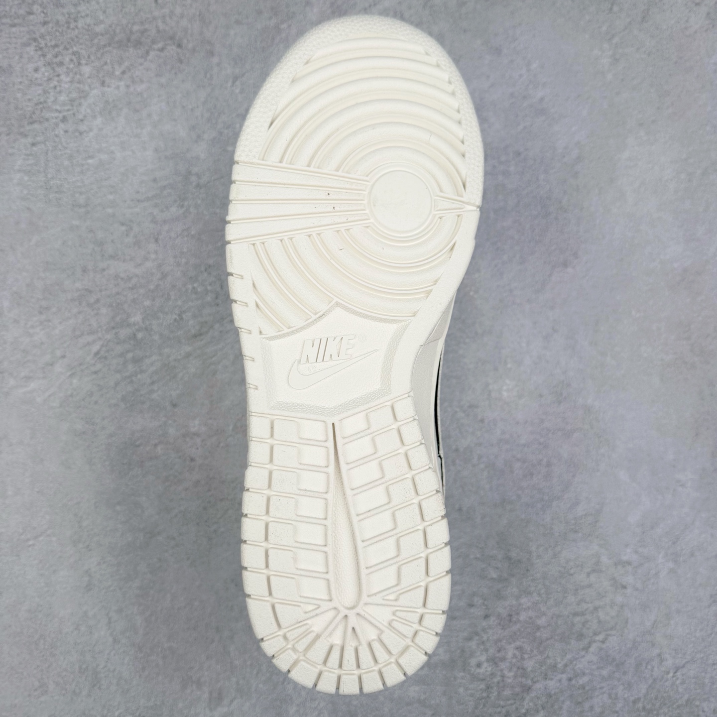 图片[9]-NK Dunk Low 定制配色 CS1688-110 大厂出品 极力推荐 原装头层材料 独家版型蒸餾加工帶來的是更好的视觉和脚感体验大厂纯原品质出货 清洁度 电绣工艺 皮料切割干净无任何毛边 细节完美 实拍调校N版已经零色差零失真 百分百还原实物色彩所见即所得 不存在货不对板色差等低级问题 选购参考实物拍摄 不混卖不参货 只用心做好货严格选品 承诺混一赔十 尺码：36 36.5 37.5 38 38.5 39 40 40.5 41 42 42.5 43 44 44.5 45-选品中心