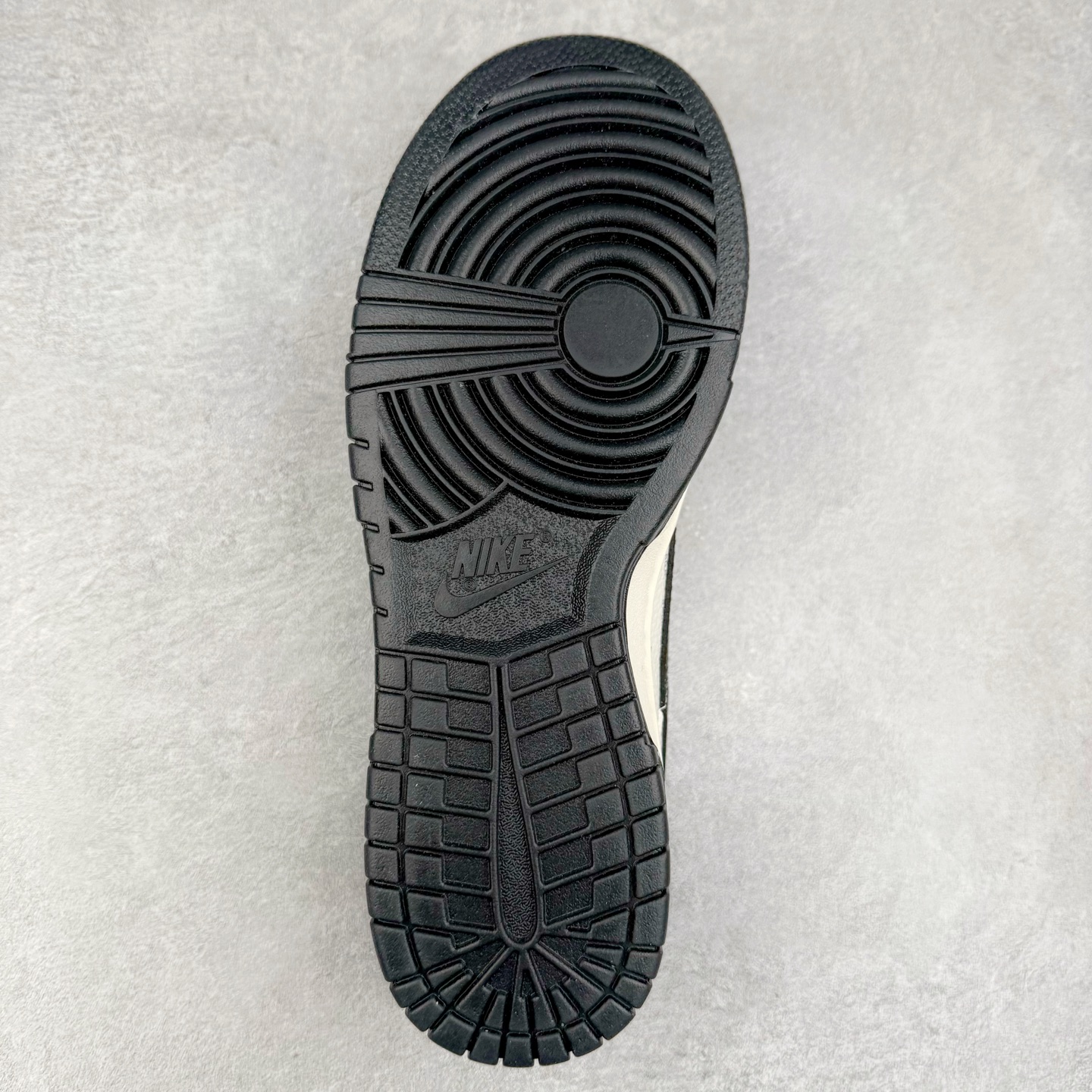 图片[9]-NK Dunk Low 定制配色 KK1333-041 大厂出品 极力推荐 原装头层材料 独家版型蒸餾加工帶來的是更好的视觉和脚感体验大厂纯原品质出货 清洁度 电绣工艺 皮料切割干净无任何毛边 细节完美 实拍调校N版已经零色差零失真 百分百还原实物色彩所见即所得 不存在货不对板色差等低级问题 选购参考实物拍摄 不混卖不参货 只用心做好货严格选品 承诺混一赔十 尺码：36 36.5 37.5 38 38.5 39 40 40.5 41 42 42.5 43 44 44.5 45-选品中心