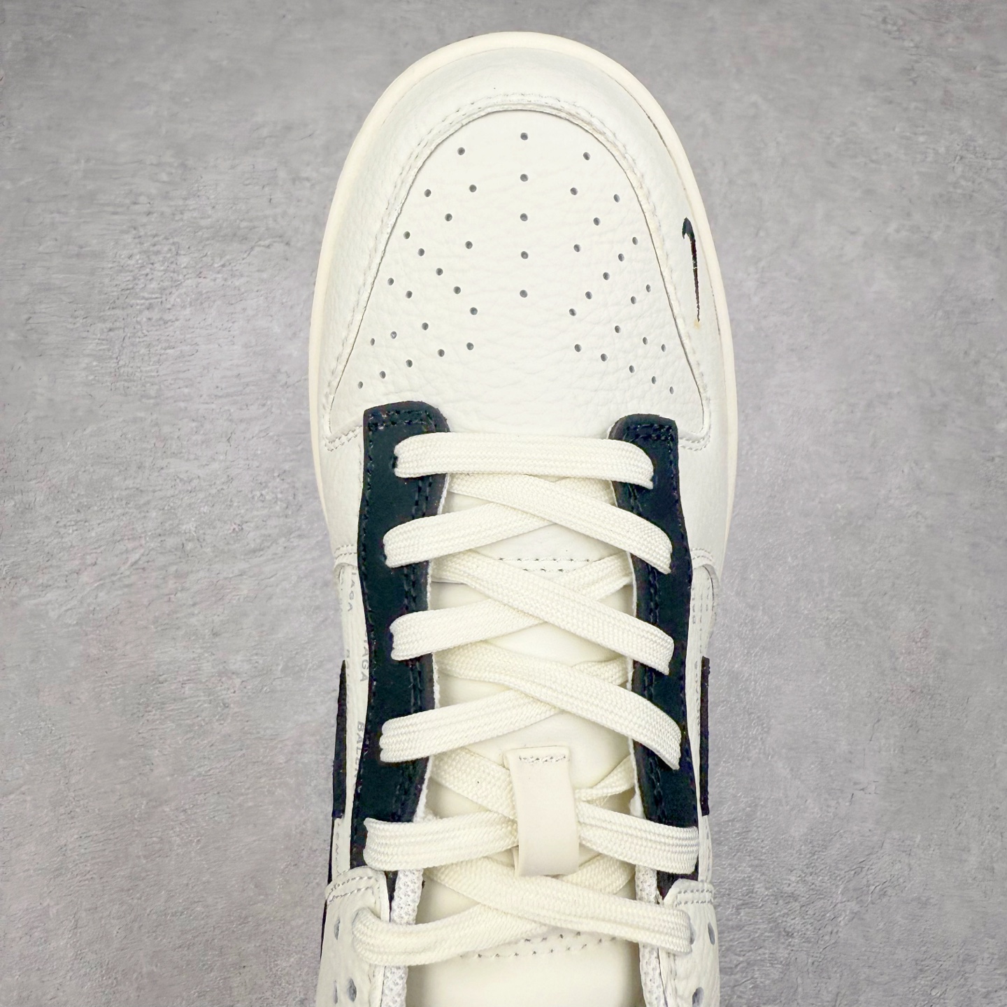 图片[4]-NK Dunk Low 定制配色 KK1333-041 大厂出品 极力推荐 原装头层材料 独家版型蒸餾加工帶來的是更好的视觉和脚感体验大厂纯原品质出货 清洁度 电绣工艺 皮料切割干净无任何毛边 细节完美 实拍调校N版已经零色差零失真 百分百还原实物色彩所见即所得 不存在货不对板色差等低级问题 选购参考实物拍摄 不混卖不参货 只用心做好货严格选品 承诺混一赔十 尺码：36 36.5 37.5 38 38.5 39 40 40.5 41 42 42.5 43 44 44.5 45-选品中心