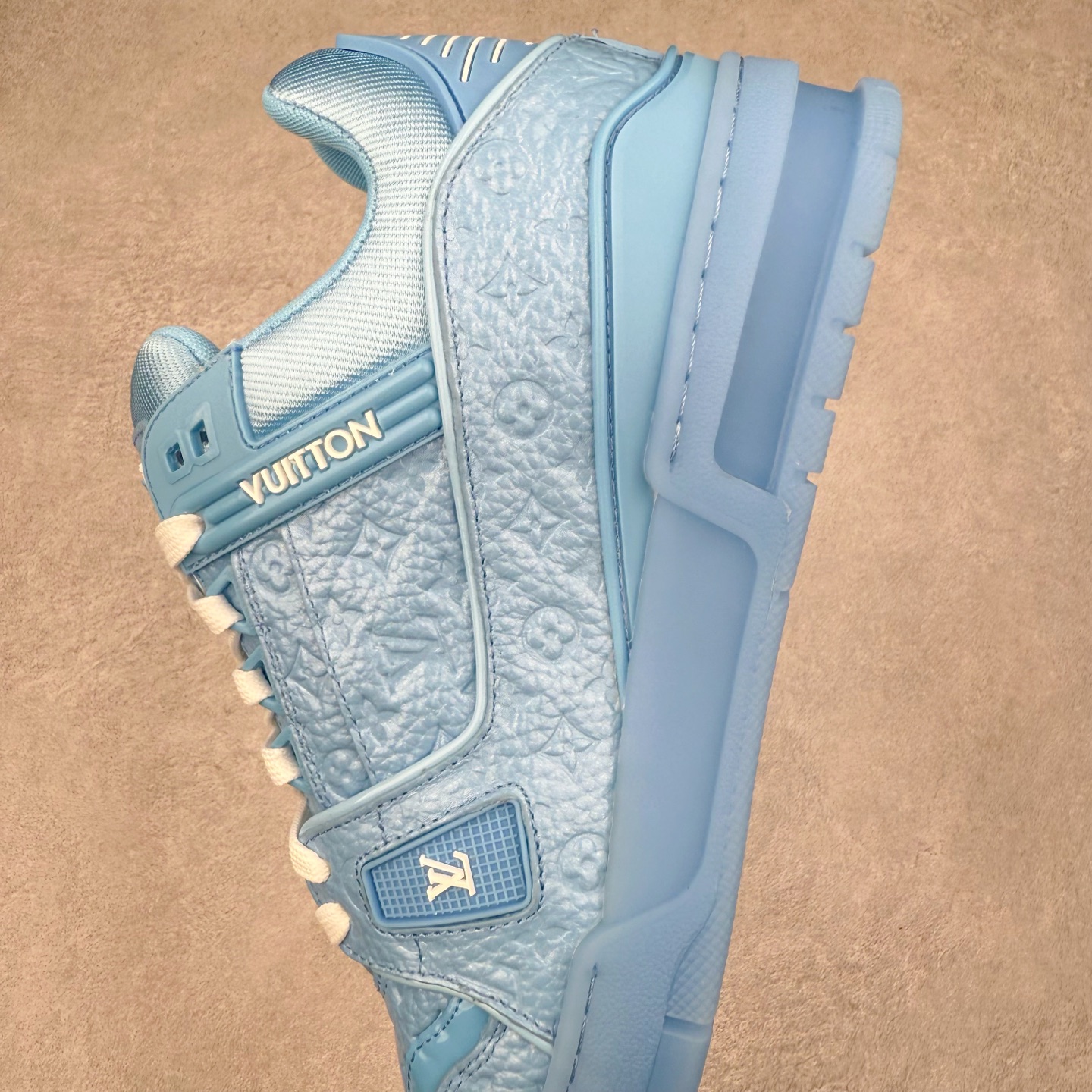 图片[7]-Louis Vuitton Trainer lv时装走秀运动鞋 完美鞋型超高的清洁度 零毛边线头瑕疵 全套原楦原纸版原鞋开模 全网最具灵魂的版型 正确原装黄色鞋盒 正确中底印花 鞋面印花3D高频深度立体 全鞋电脑针车 紧密相连 针距密度一致 环保乳胶注塑鞋垫 厚度脚感还原原版 皮面裁剪部位 统一油边封口工艺 原装橡胶大底含胶量大底组合零偏差 专柜全套包装 防尘袋 说明书 质保卡 男女鞋 尺码：35 36 37 38 39 40 41 42 43 44 45-选品中心