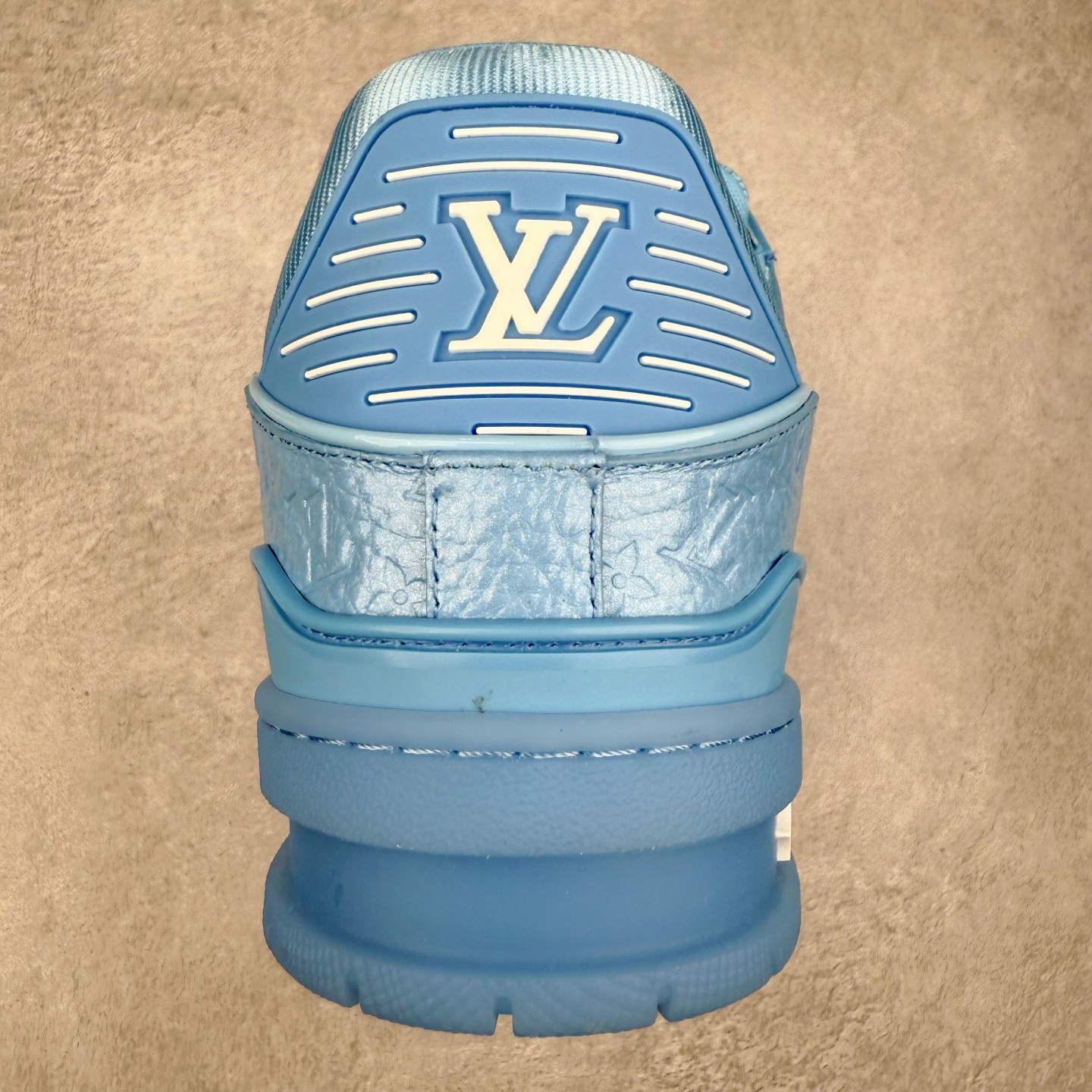 图片[8]-Louis Vuitton Trainer lv时装走秀运动鞋 完美鞋型超高的清洁度 零毛边线头瑕疵 全套原楦原纸版原鞋开模 全网最具灵魂的版型 正确原装黄色鞋盒 正确中底印花 鞋面印花3D高频深度立体 全鞋电脑针车 紧密相连 针距密度一致 环保乳胶注塑鞋垫 厚度脚感还原原版 皮面裁剪部位 统一油边封口工艺 原装橡胶大底含胶量大底组合零偏差 专柜全套包装 防尘袋 说明书 质保卡 男女鞋 尺码：35 36 37 38 39 40 41 42 43 44 45-选品中心