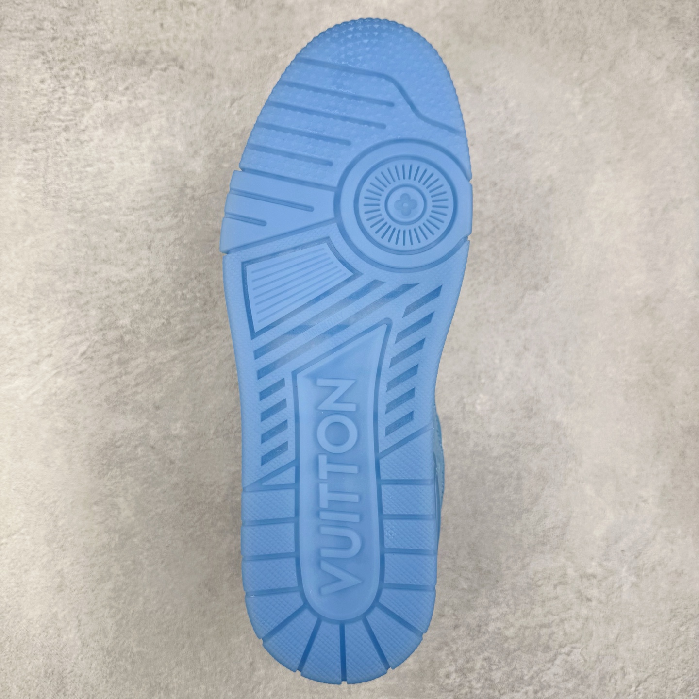 图片[9]-Louis Vuitton Trainer lv时装走秀运动鞋 完美鞋型超高的清洁度 零毛边线头瑕疵 全套原楦原纸版原鞋开模 全网最具灵魂的版型 正确原装黄色鞋盒 正确中底印花 鞋面印花3D高频深度立体 全鞋电脑针车 紧密相连 针距密度一致 环保乳胶注塑鞋垫 厚度脚感还原原版 皮面裁剪部位 统一油边封口工艺 原装橡胶大底含胶量大底组合零偏差 专柜全套包装 防尘袋 说明书 质保卡 男女鞋 尺码：35 36 37 38 39 40 41 42 43 44 45-选品中心