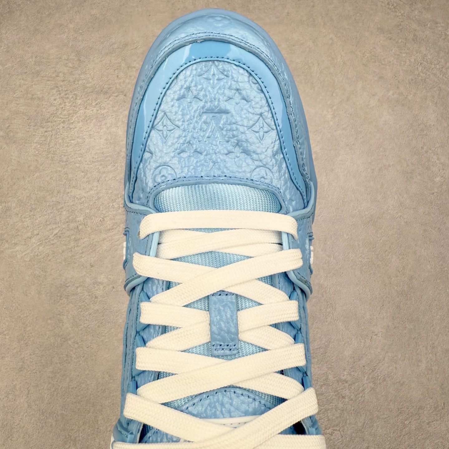 图片[4]-Louis Vuitton Trainer lv时装走秀运动鞋 完美鞋型超高的清洁度 零毛边线头瑕疵 全套原楦原纸版原鞋开模 全网最具灵魂的版型 正确原装黄色鞋盒 正确中底印花 鞋面印花3D高频深度立体 全鞋电脑针车 紧密相连 针距密度一致 环保乳胶注塑鞋垫 厚度脚感还原原版 皮面裁剪部位 统一油边封口工艺 原装橡胶大底含胶量大底组合零偏差 专柜全套包装 防尘袋 说明书 质保卡 男女鞋 尺码：35 36 37 38 39 40 41 42 43 44 45-选品中心